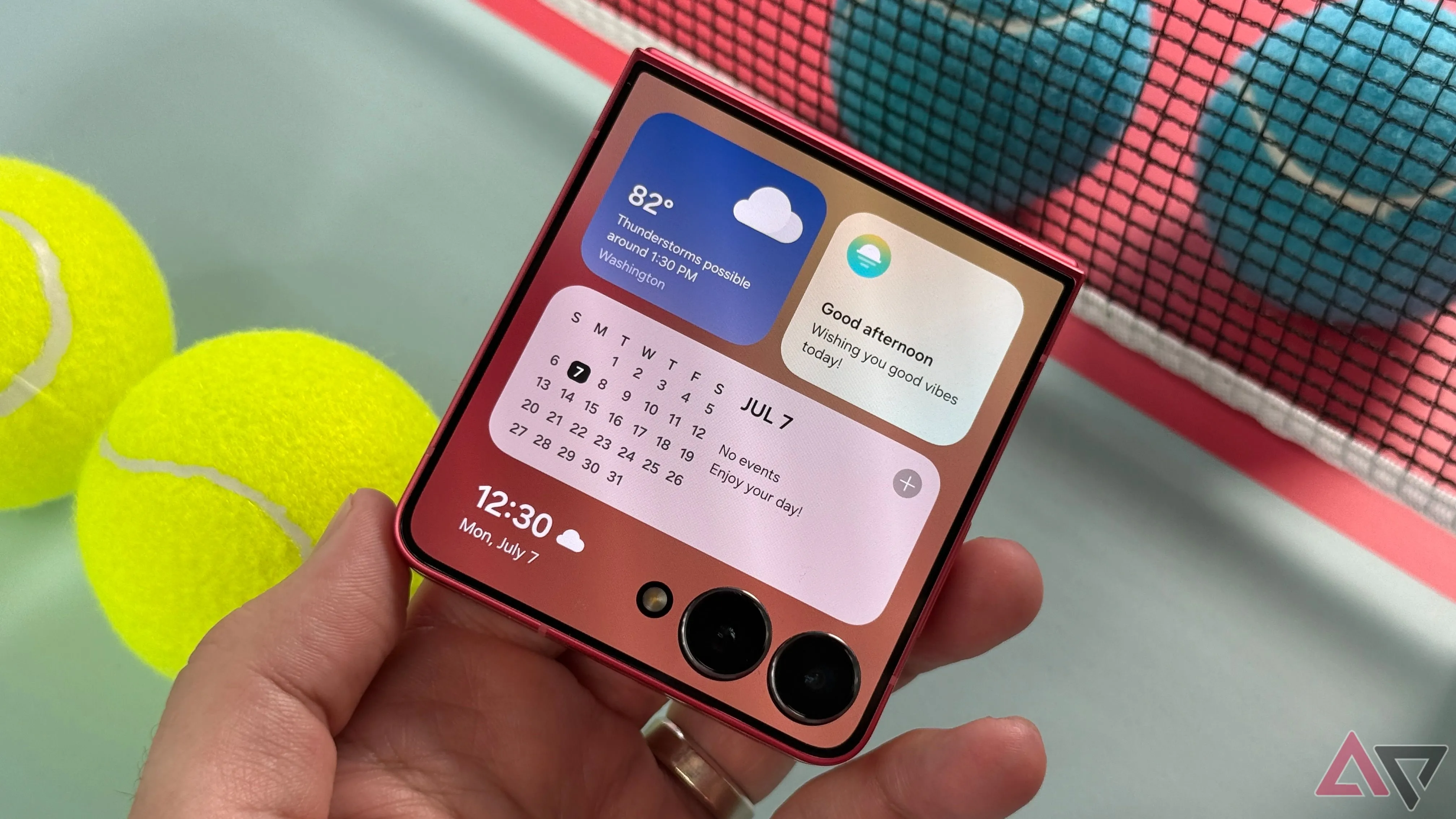 Samsung Galaxy Z Flip 7 màu tím đặt giữa những quả bóng tennis