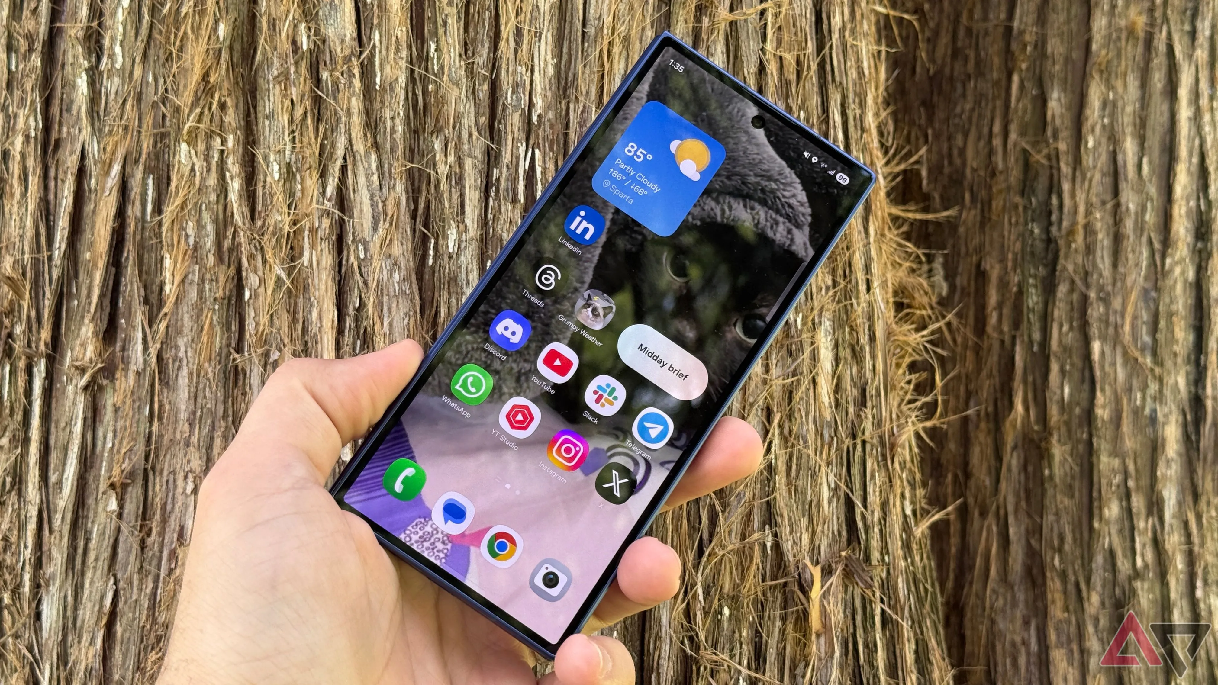 Samsung Galaxy Z Fold 7 đang hiển thị hình ảnh mèo đen trên màn hình chính khi mở gập.