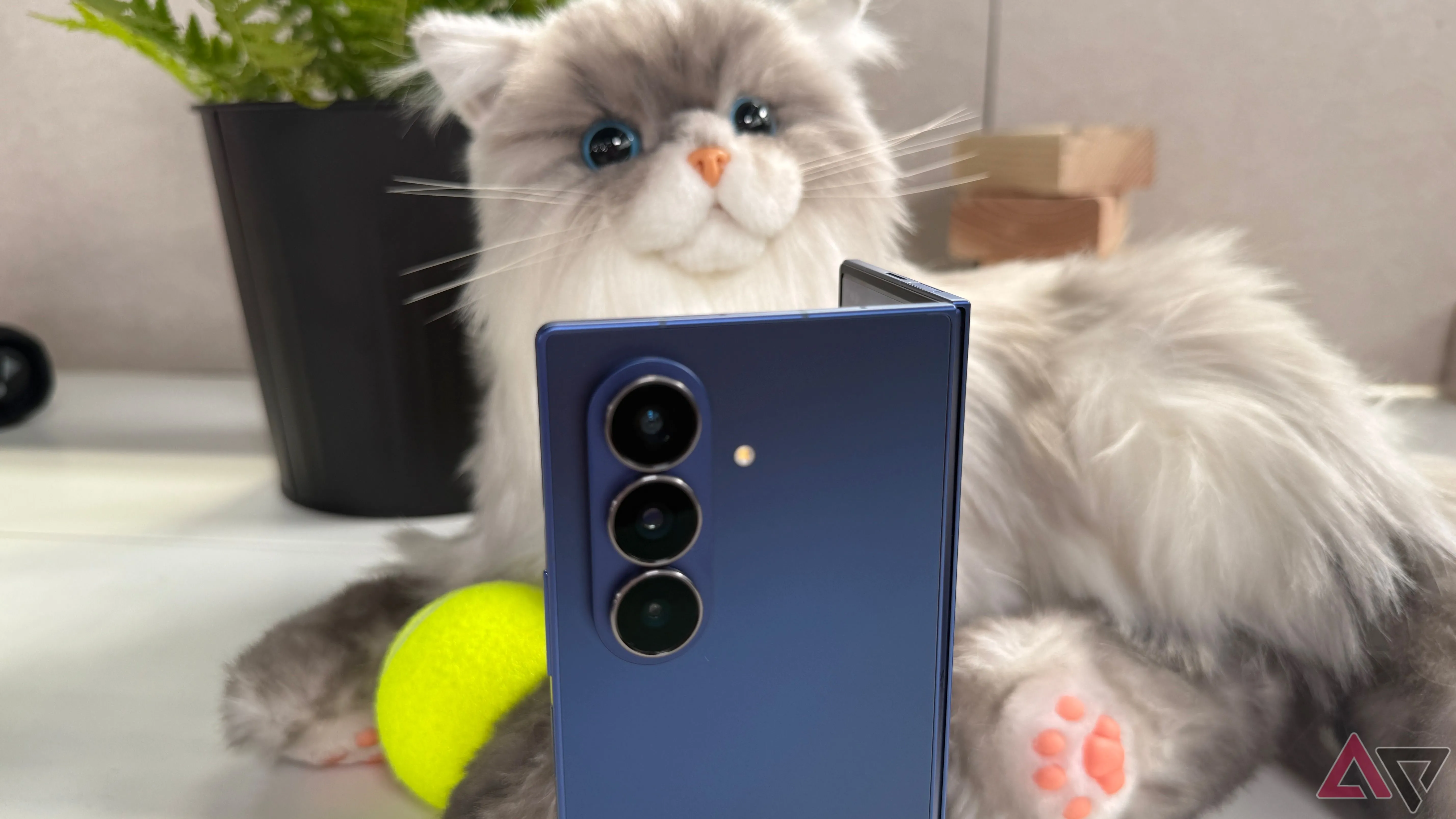 Samsung Galaxy Z Fold 7 mở gập như cuốn sách, hiển thị các cụm camera và màn hình chính.