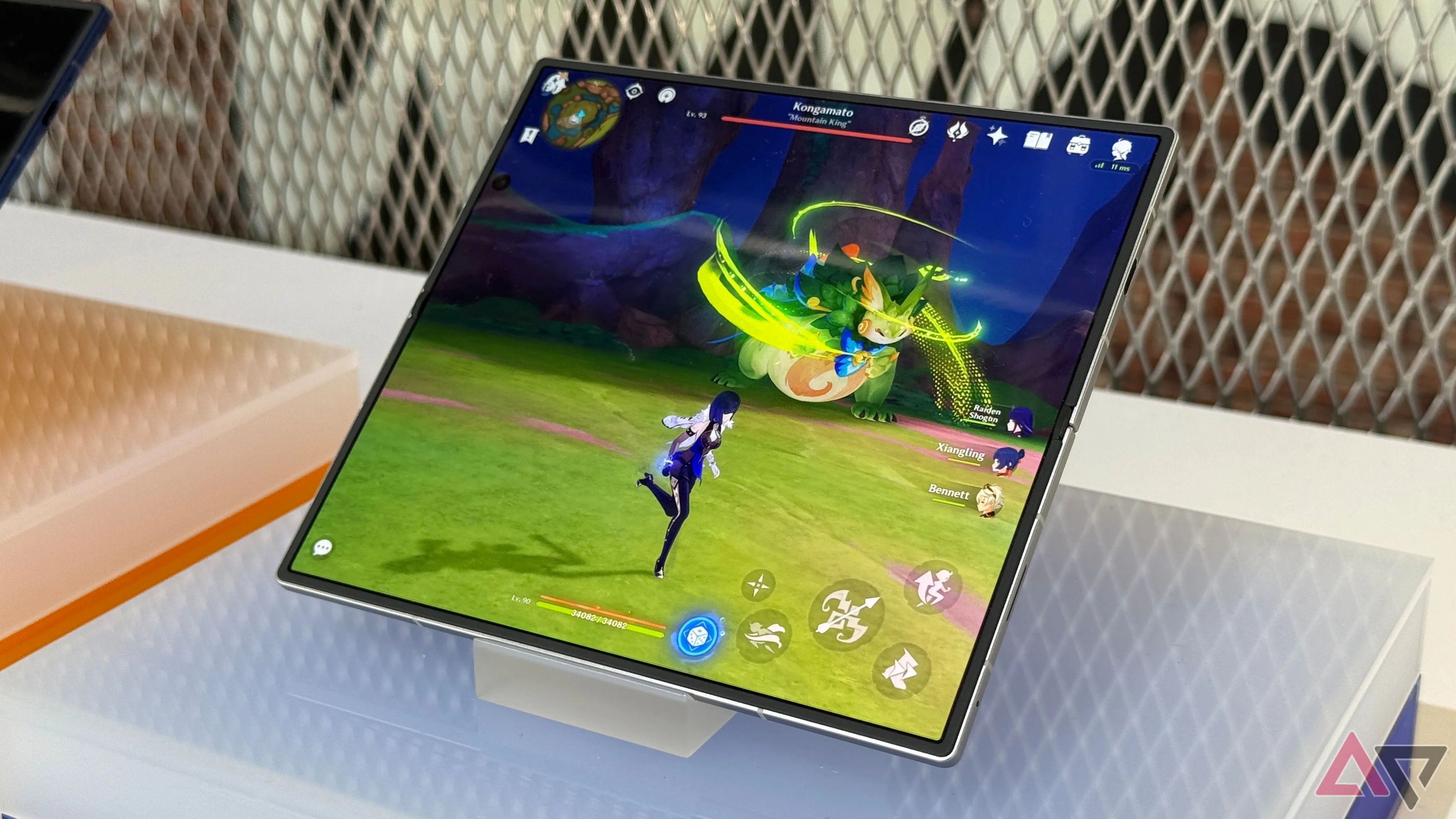 Samsung Galaxy Z Fold 7 mở gập và đặt trên giá đỡ, tiện lợi cho việc xem và làm việc.