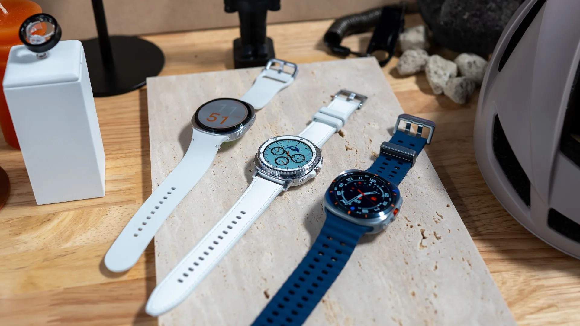 So sánh kích thước màn hình của Galaxy Watch 8, Watch 8 Classic và Watch Ultra (2025) trên bàn.
