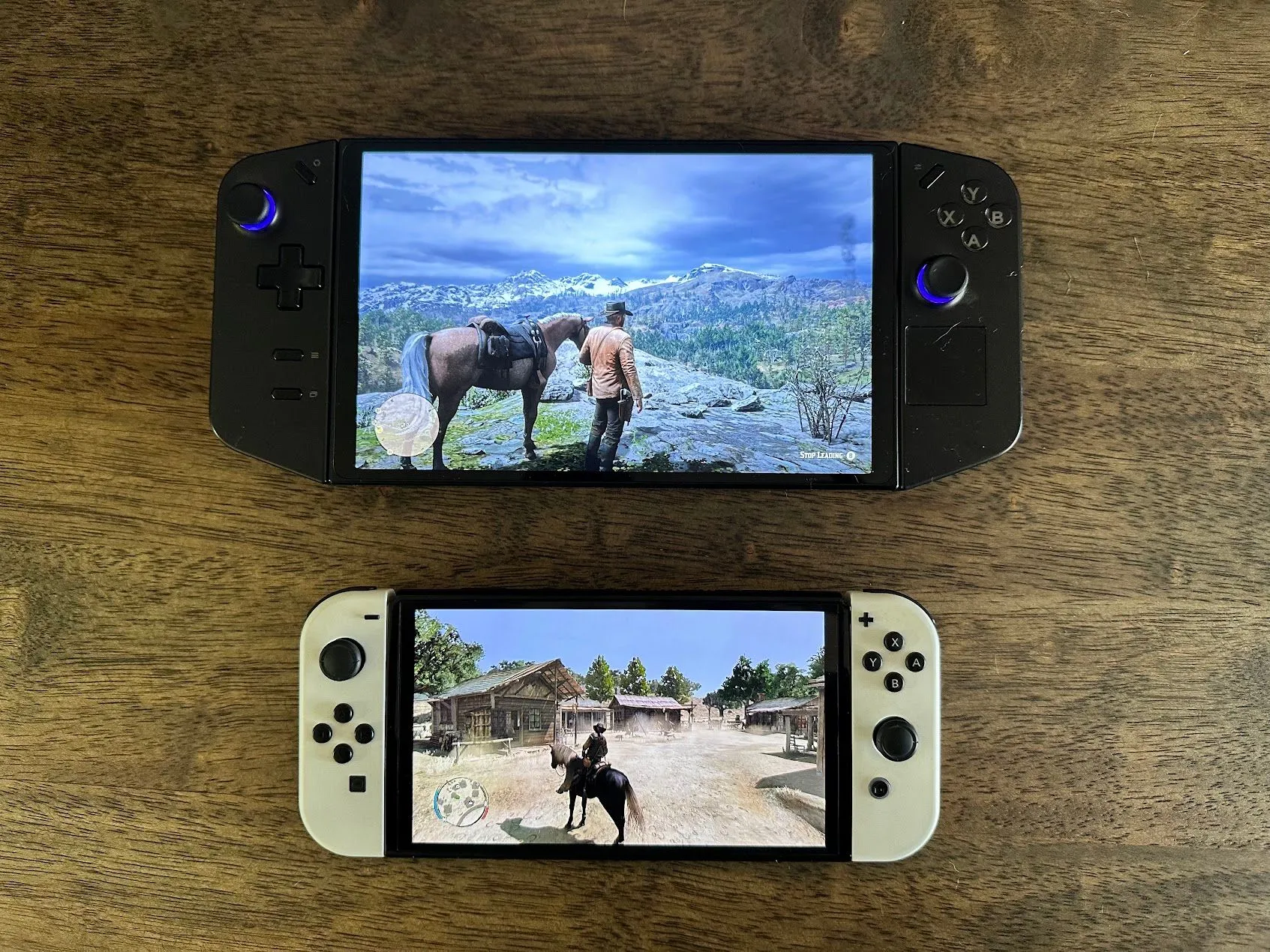 So sánh màn hình game Red Dead Redemption 1 trên Switch OLED và Red Dead Redemption 2 trên Legion Go với tấm nền IPS.