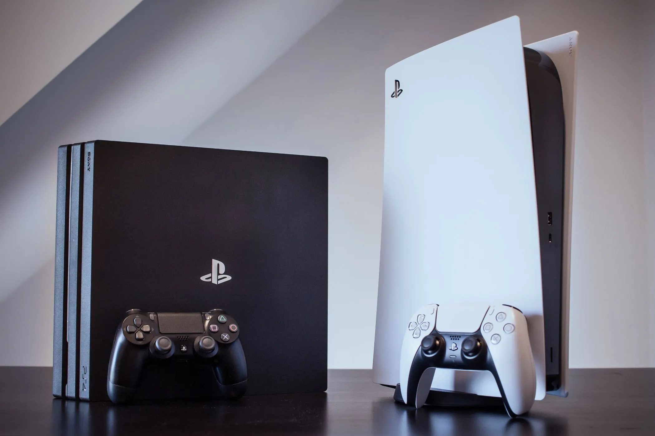 So sánh trực quan giữa console PS4 Pro và PS5, minh họa sự khác biệt đồ họa giữa các thế hệ