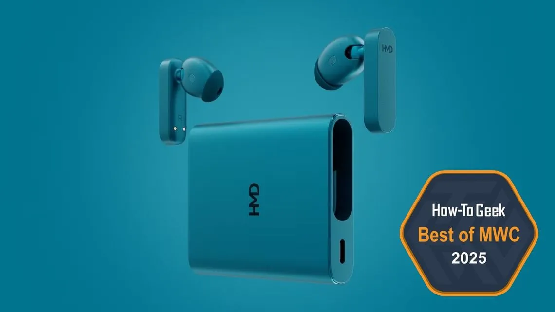 Tai nghe HMD Amped Buds màu xanh đặt trên nền xanh.