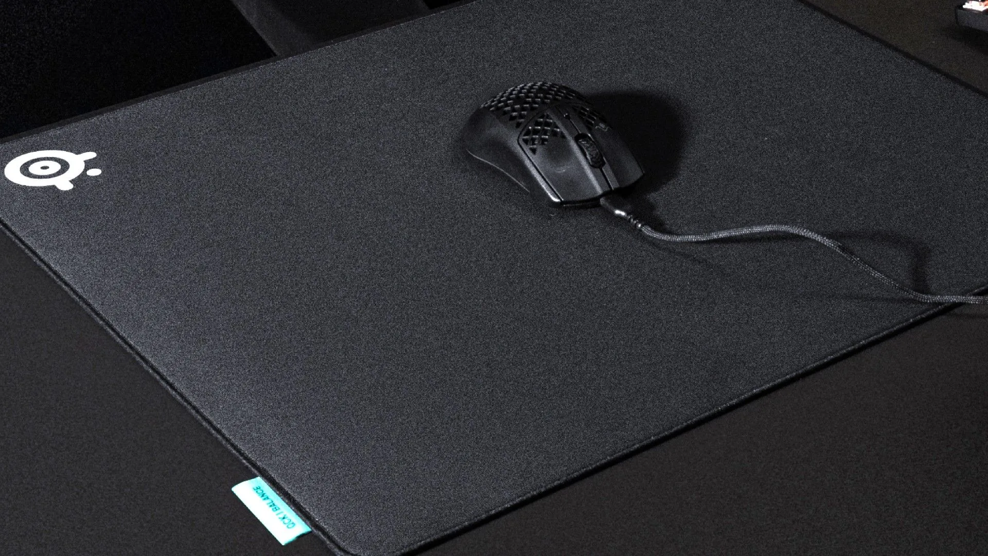 Tấm lót chuột SteelSeries QcK Performance Series với chuột gaming đặt trên bề mặt