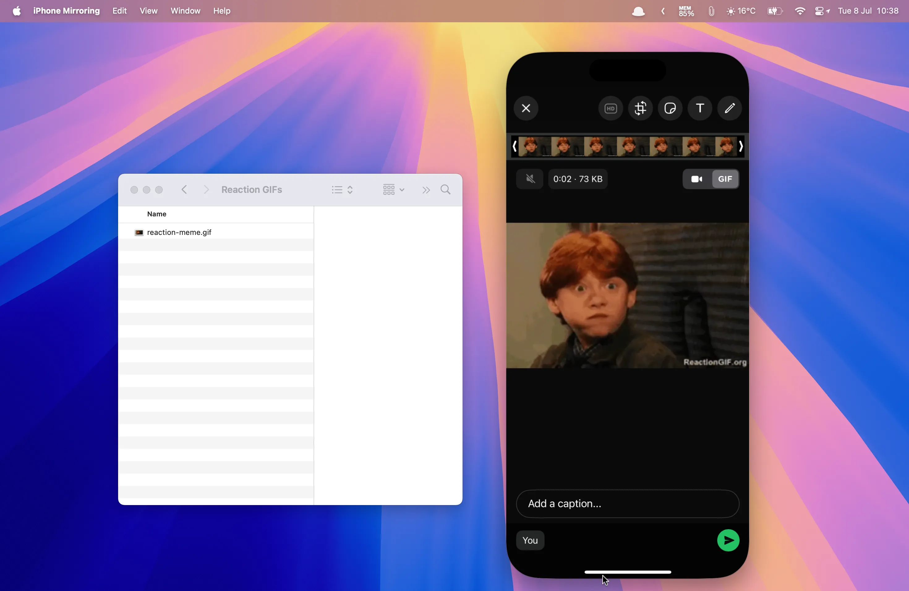 Tập tin ảnh GIF được kéo và thả trực tiếp từ máy Mac vào ứng dụng WhatsApp đang chạy trong chế độ iPhone Mirroring.