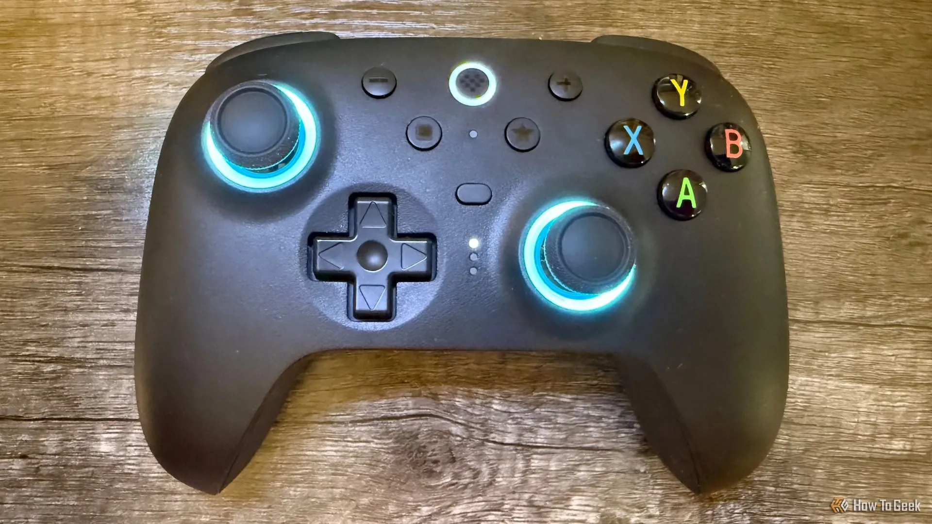 Tay cầm 8Bitdo Ultimate 2 Wireless Controller nhìn từ trên xuống, nổi bật thiết kế và các nút điều khiển.