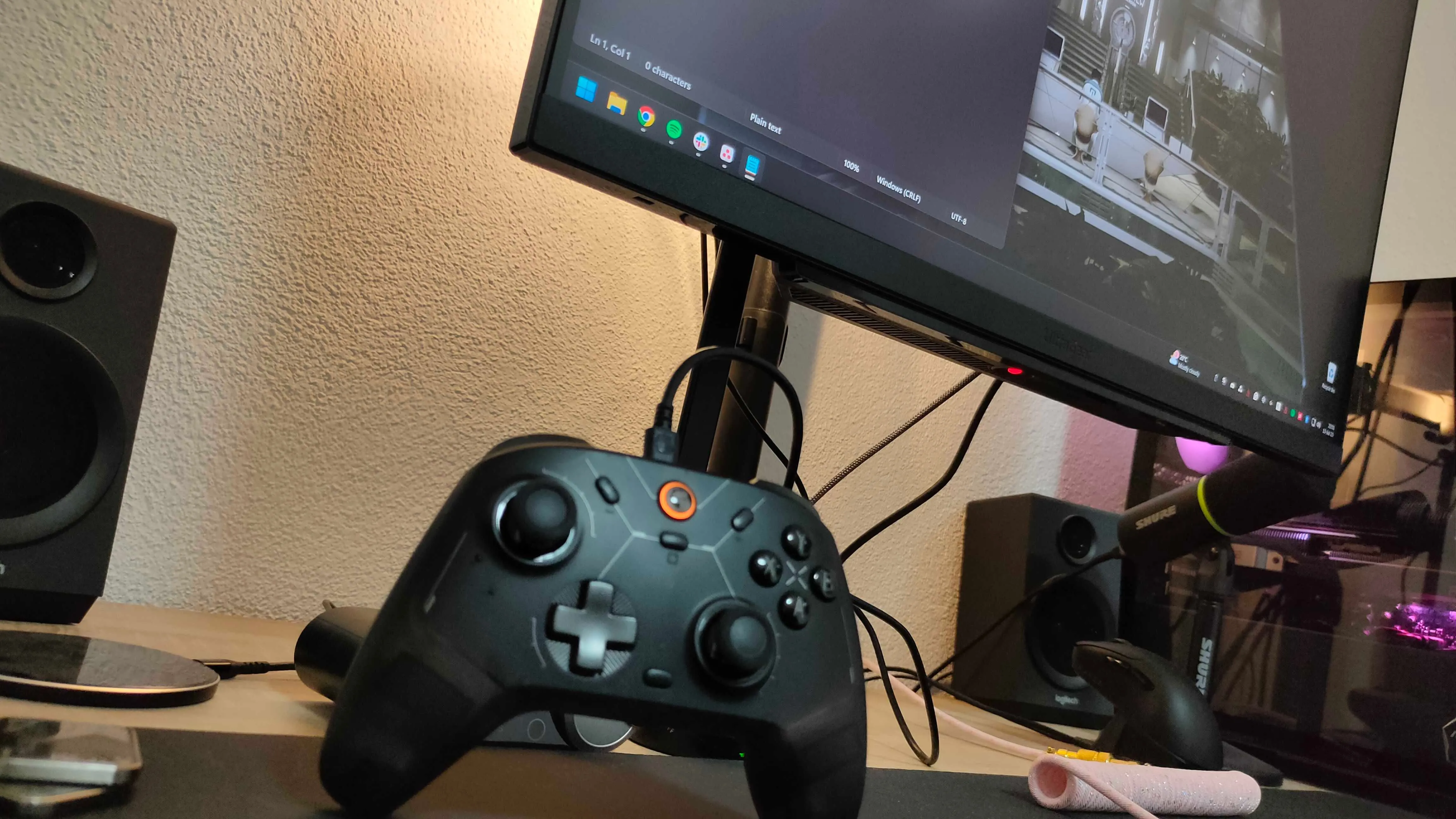 Tay cầm chơi game GameSir Cyclone 2 đang được kết nối có dây, minh họa lợi ích của việc cắm trực tiếp vào cổng USB màn hình để giảm độ trễ.