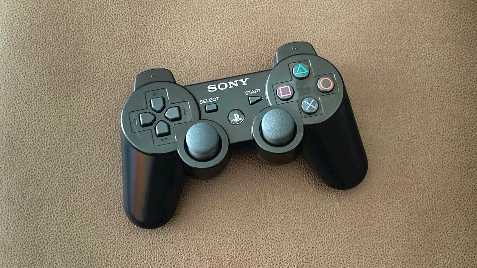 Tay cầm DualShock 3 của PlayStation 3, biểu tượng cho thế hệ console cần được giả lập tốt hơn trong dịch vụ PS Plus.