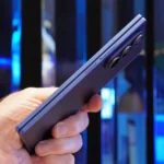 Tay cầm Samsung Galaxy Z Fold 7 hiển thị các nút điều khiển và cạnh bên.