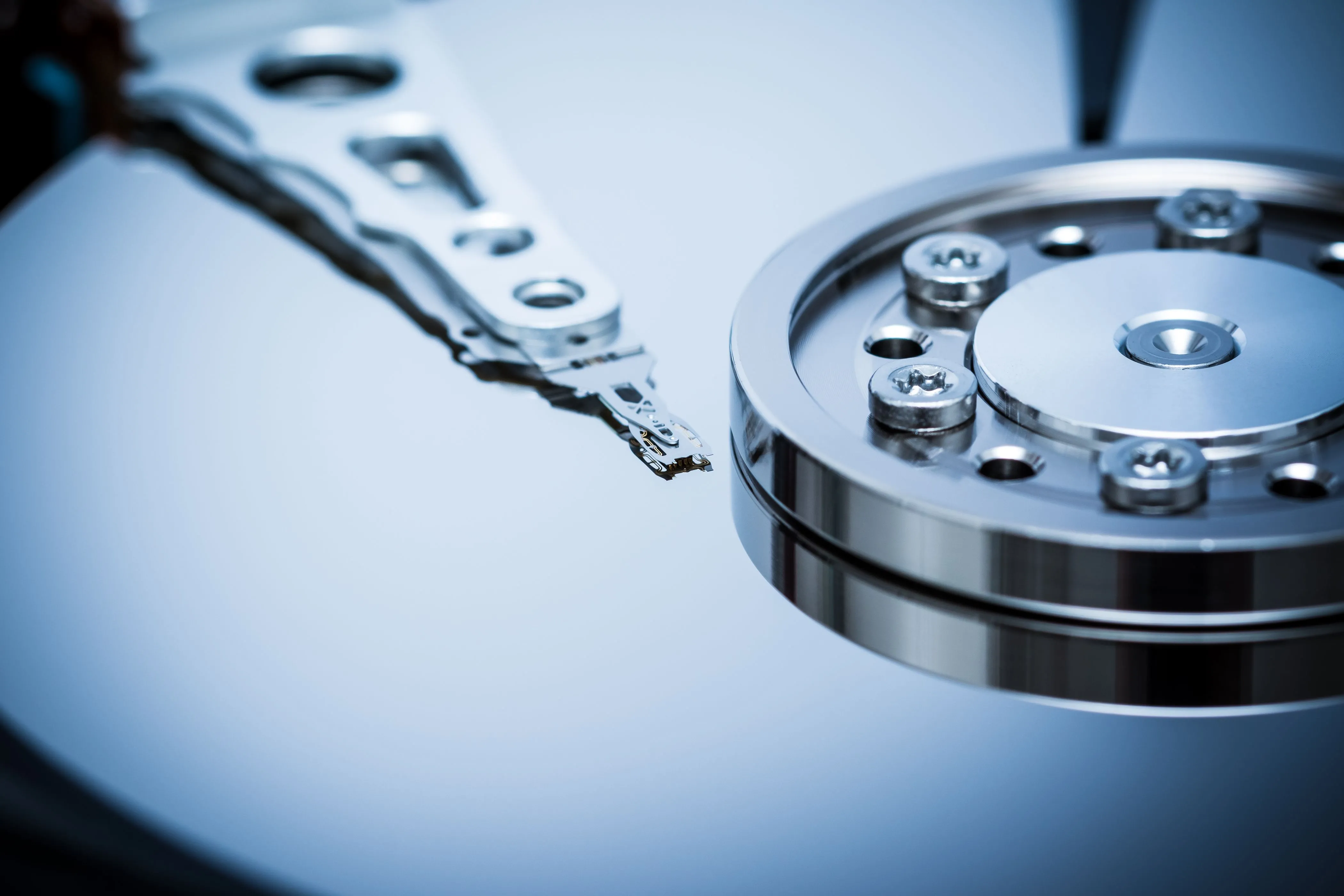 Tay đọc dữ liệu di chuyển trên bề mặt đĩa quay của ổ cứng HDD.