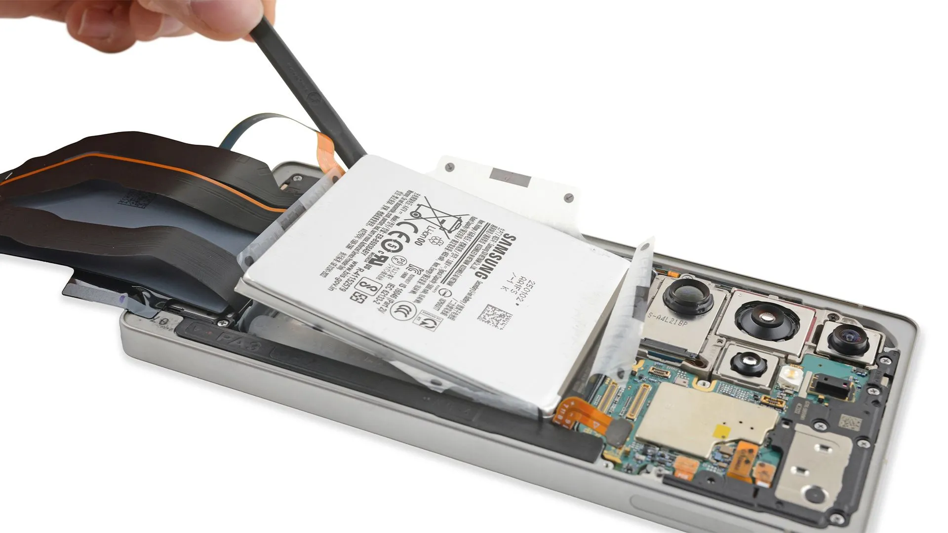 Tháo rời điện thoại Samsung Galaxy S25 Ultra lộ pin