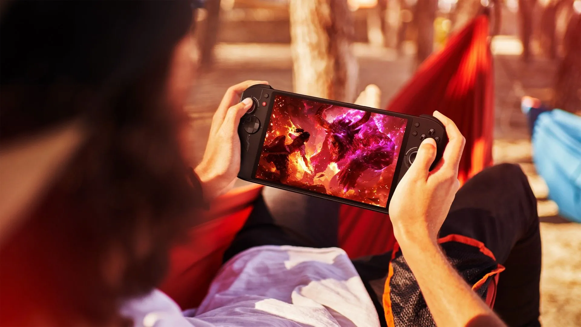Thiết bị chơi game cầm tay Acer Nitro Blaze 8 trong tay người dùng