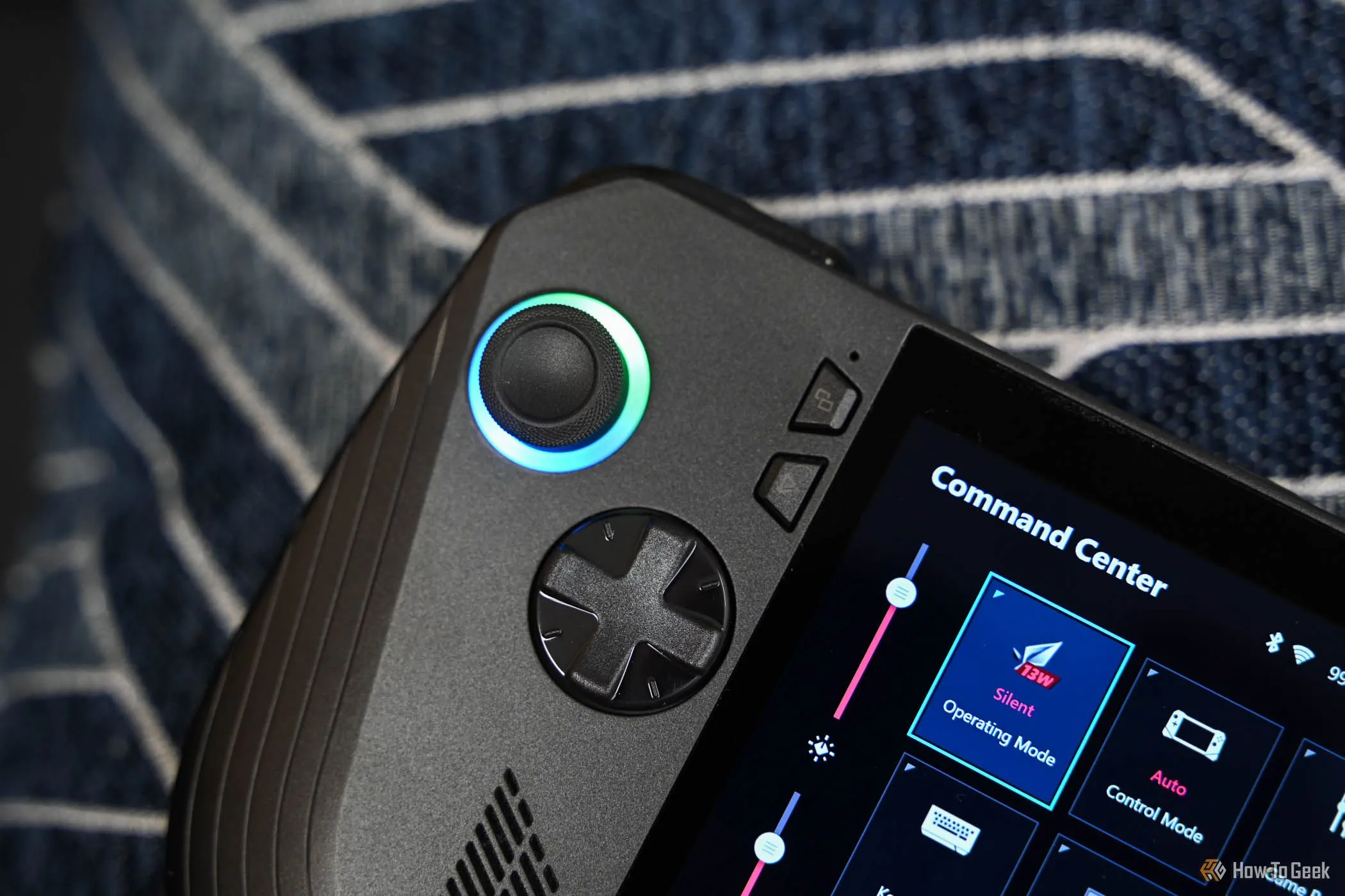 Thiết kế cạnh trái của máy chơi game cầm tay ASUS ROG Ally X mới