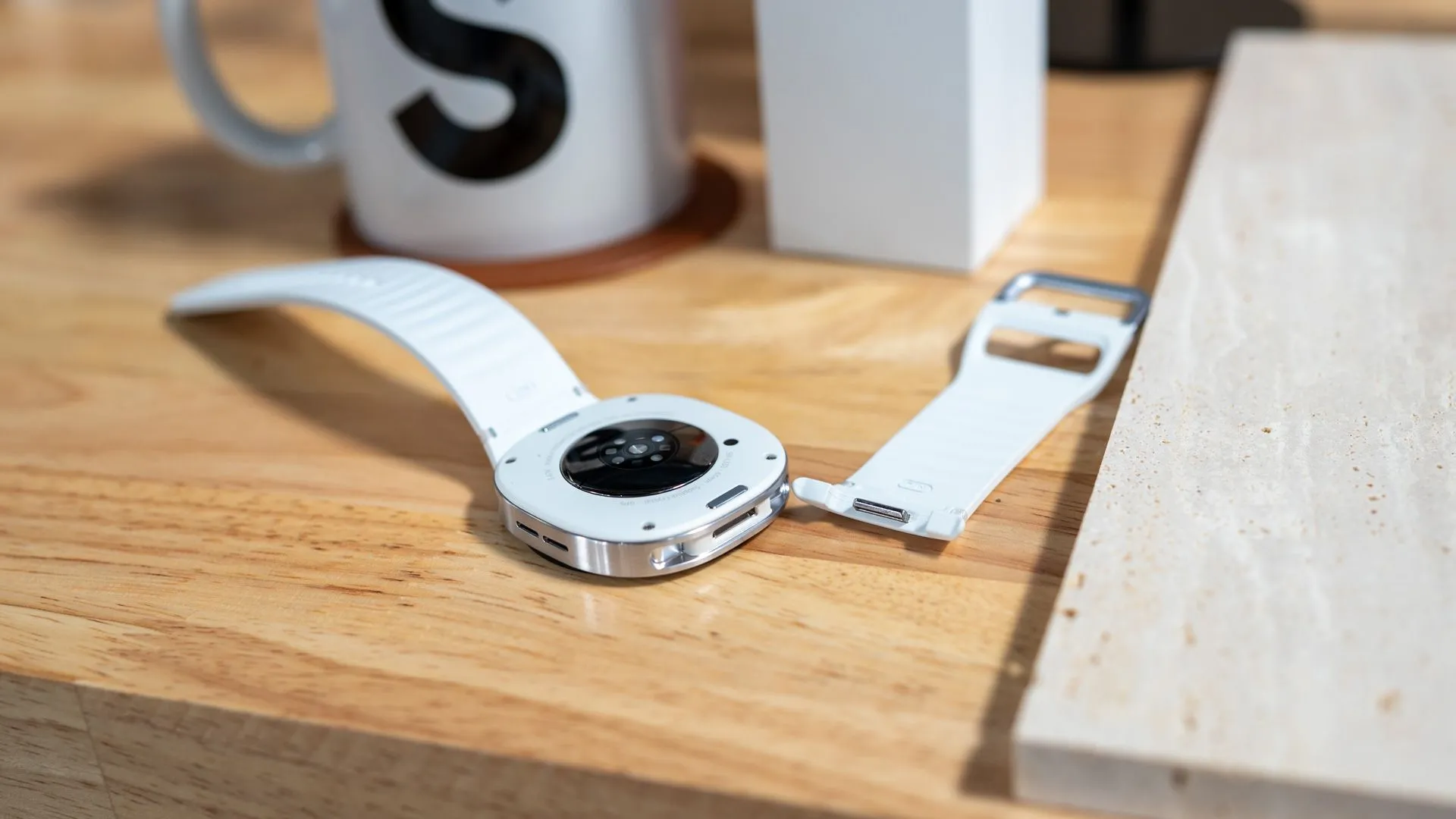 Thiết kế hệ thống chốt dây động của Samsung Galaxy Watch 8 Classic khi tháo rời dây đeo.