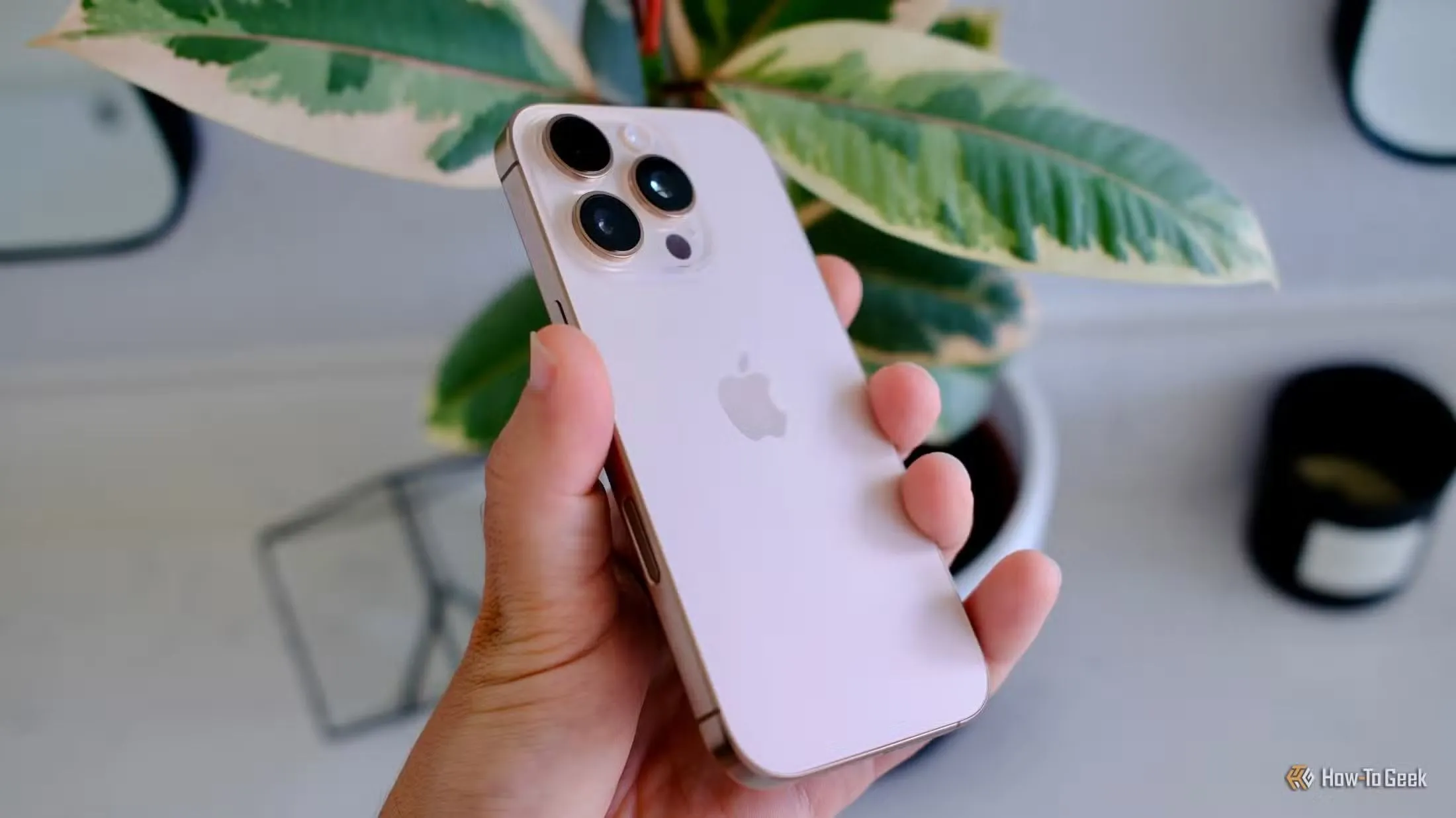 Thiết kế mặt sau của iPhone 16 Pro với logo Apple và cụm camera