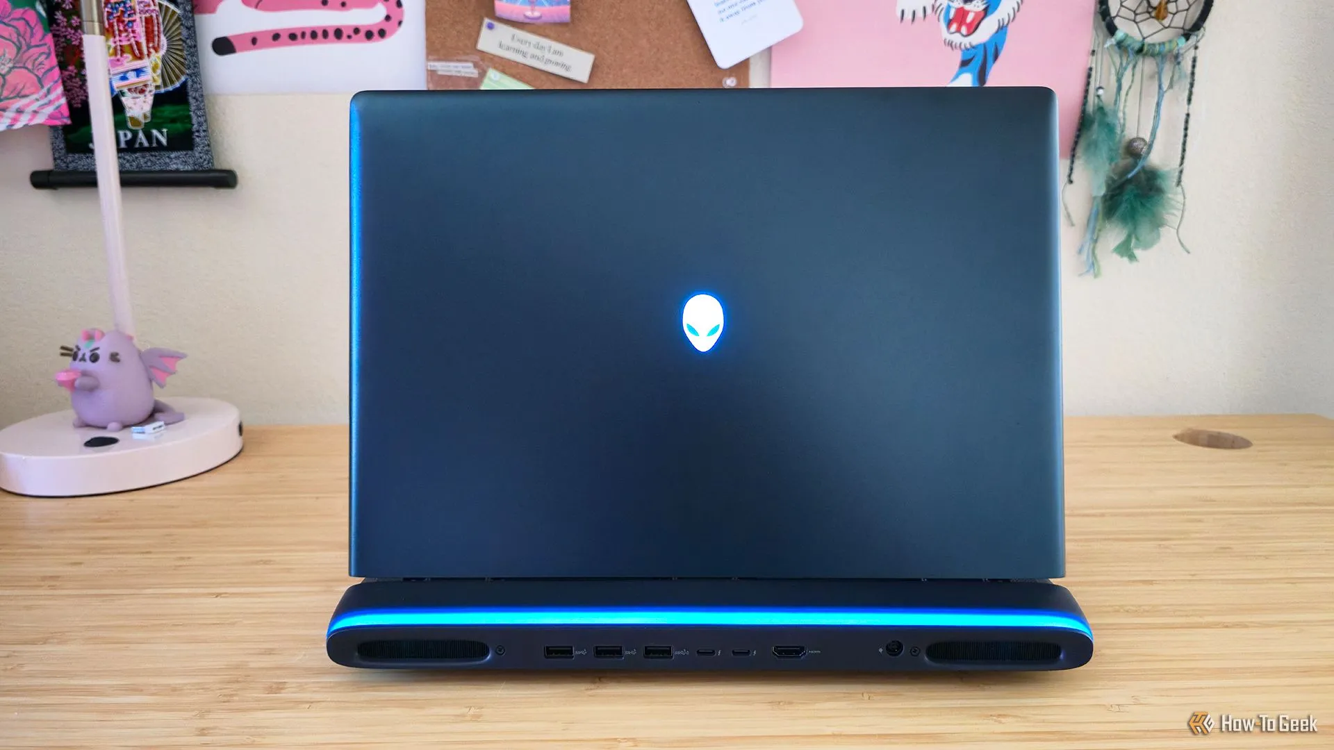 Thiết kế mặt sau với logo Alienware phát sáng đặc trưng của Alienware 16 Area-51 (2025)
