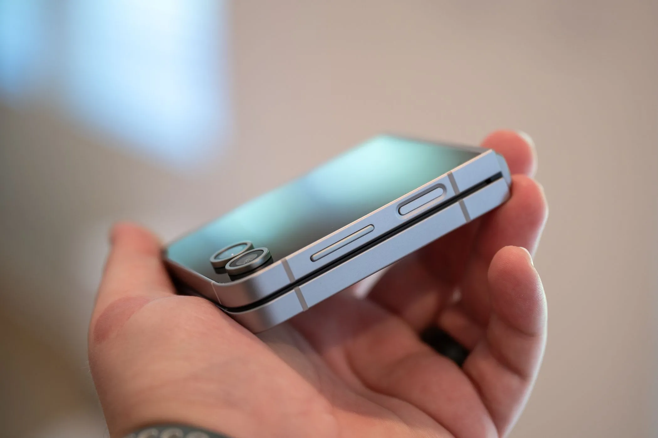 Thiết kế Samsung Galaxy Z Flip 6 với các nút bên hông máy.
