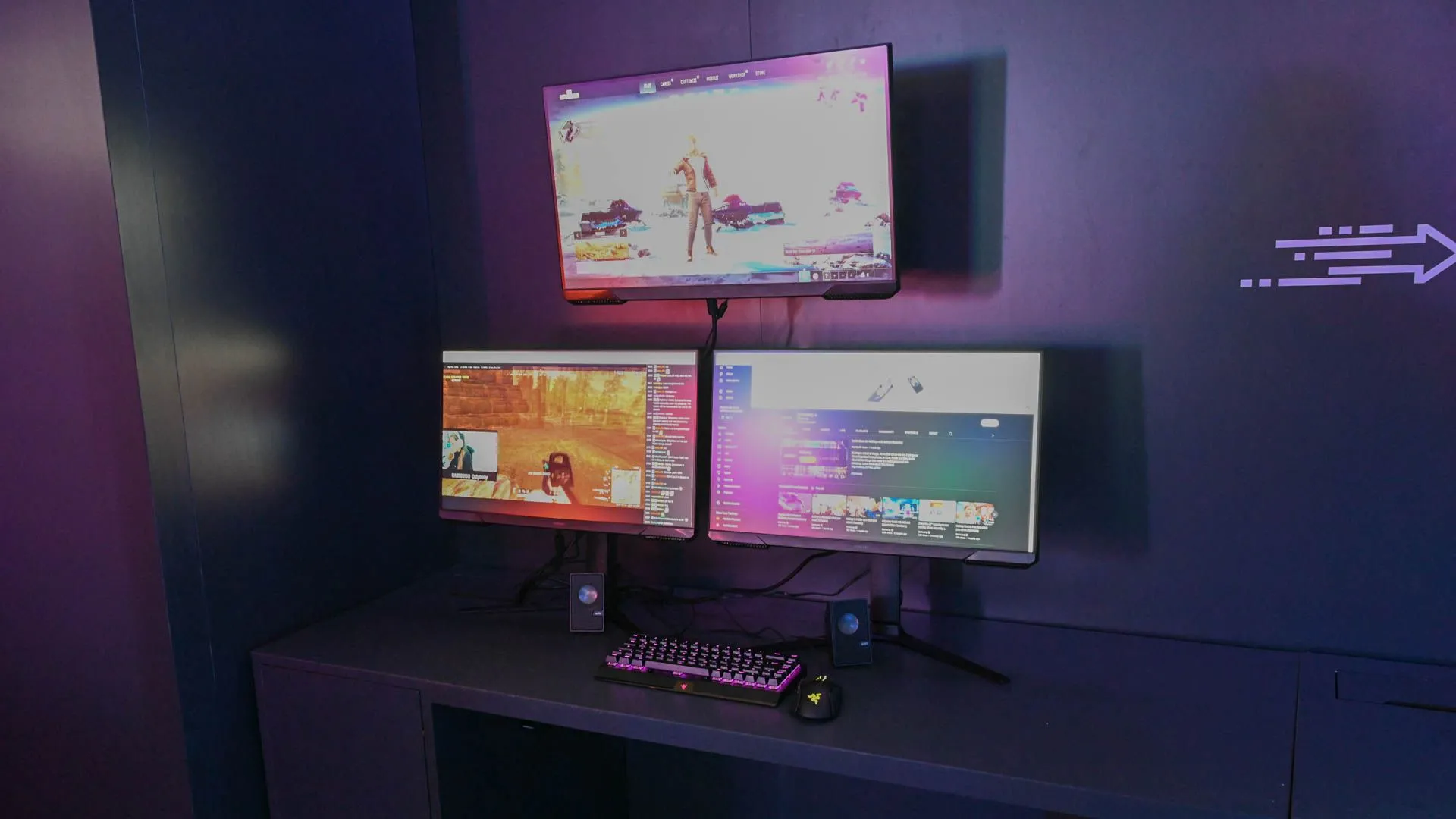Thiết lập ba màn hình Samsung tại CES 2023, minh họa khả năng mở rộng của setup đa màn hình và yêu cầu về hiệu năng GPU.