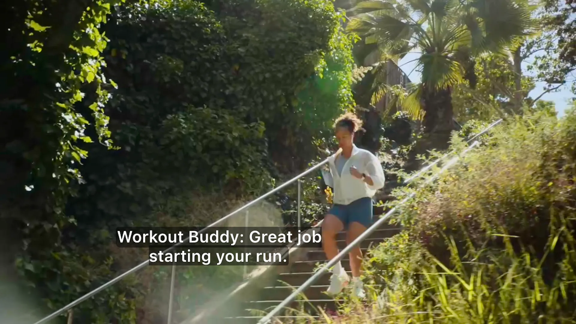 Thông báo từ ứng dụng Apple Workout Buddy chúc mừng người chạy, biểu tượng của sự hỗ trợ và động lực từ các ứng dụng luyện tập thể dục.