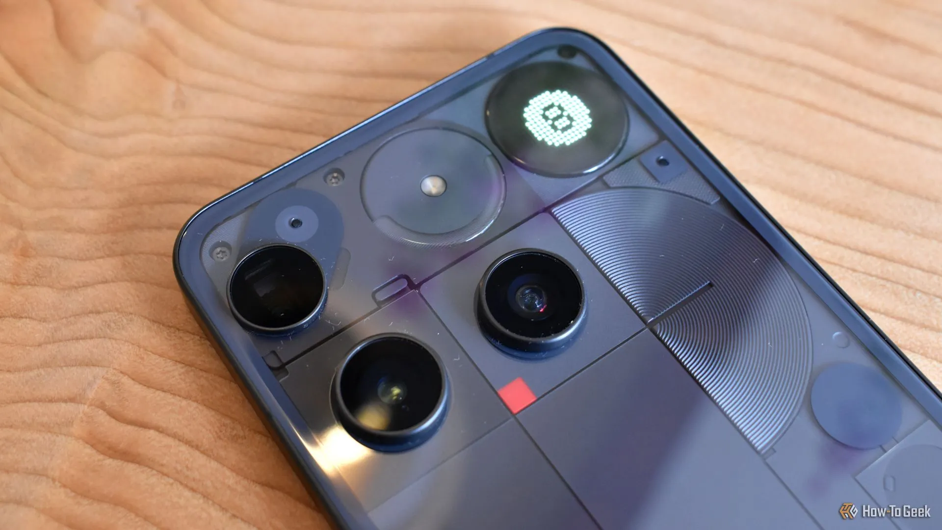 Tính năng Glyph Toys độc đáo trên Nothing Phone 3, minh họa bằng game Magic 8 Ball trên Glyph Matrix