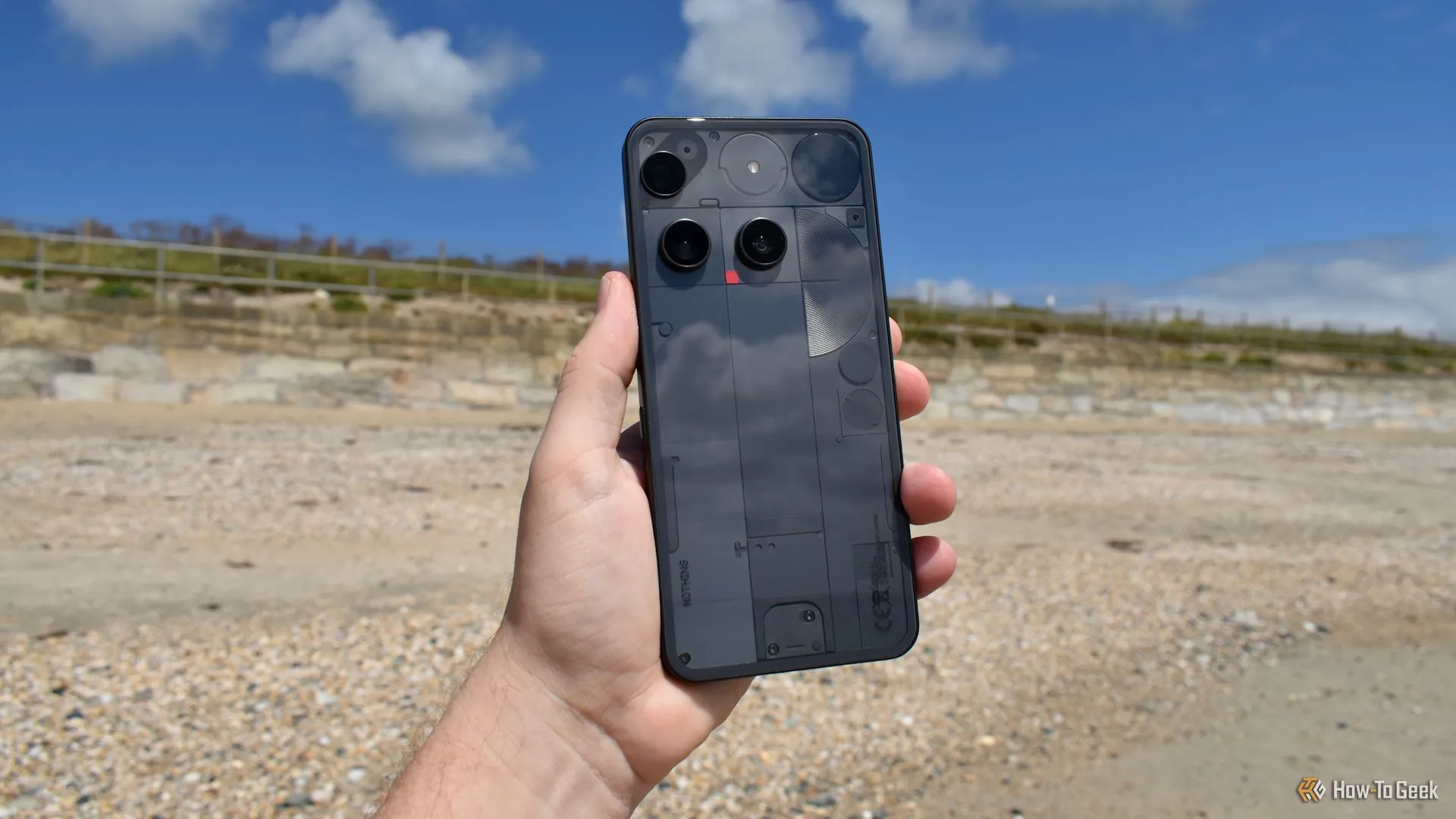 Trải nghiệm sử dụng Nothing Phone 3 trong thực tế, cầm nắm thoải mái trên tay