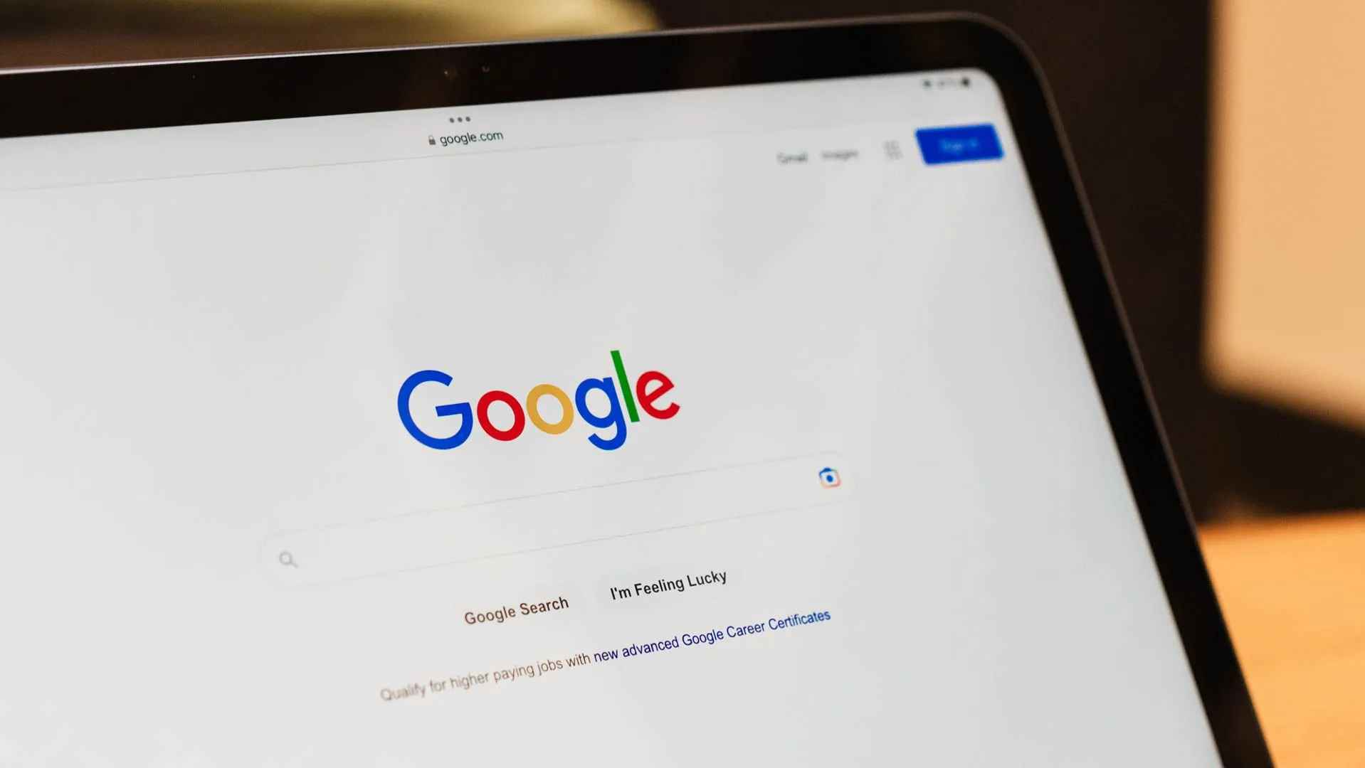 Trình duyệt Google Chrome đang mở trên iPad, hiển thị giao diện người dùng và khả năng cài đặt các tiện ích mở rộng, có thể ảnh hưởng đến quyền riêng tư trực tuyến.