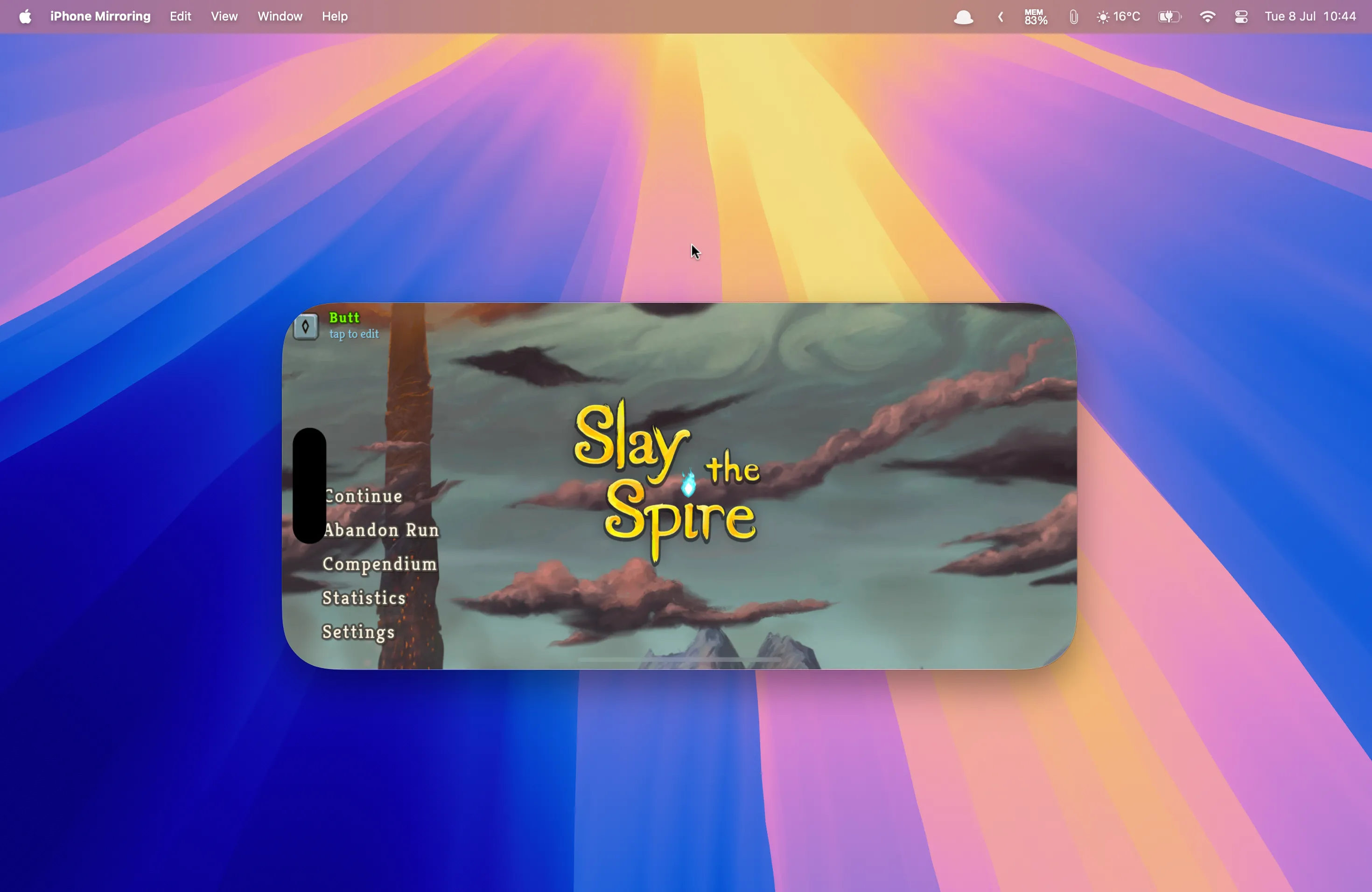 Trò chơi Slay the Spire+ trên iPhone hiển thị trên màn hình Mac qua iPhone Mirroring, mang lại trải nghiệm chơi game rõ ràng hơn.
