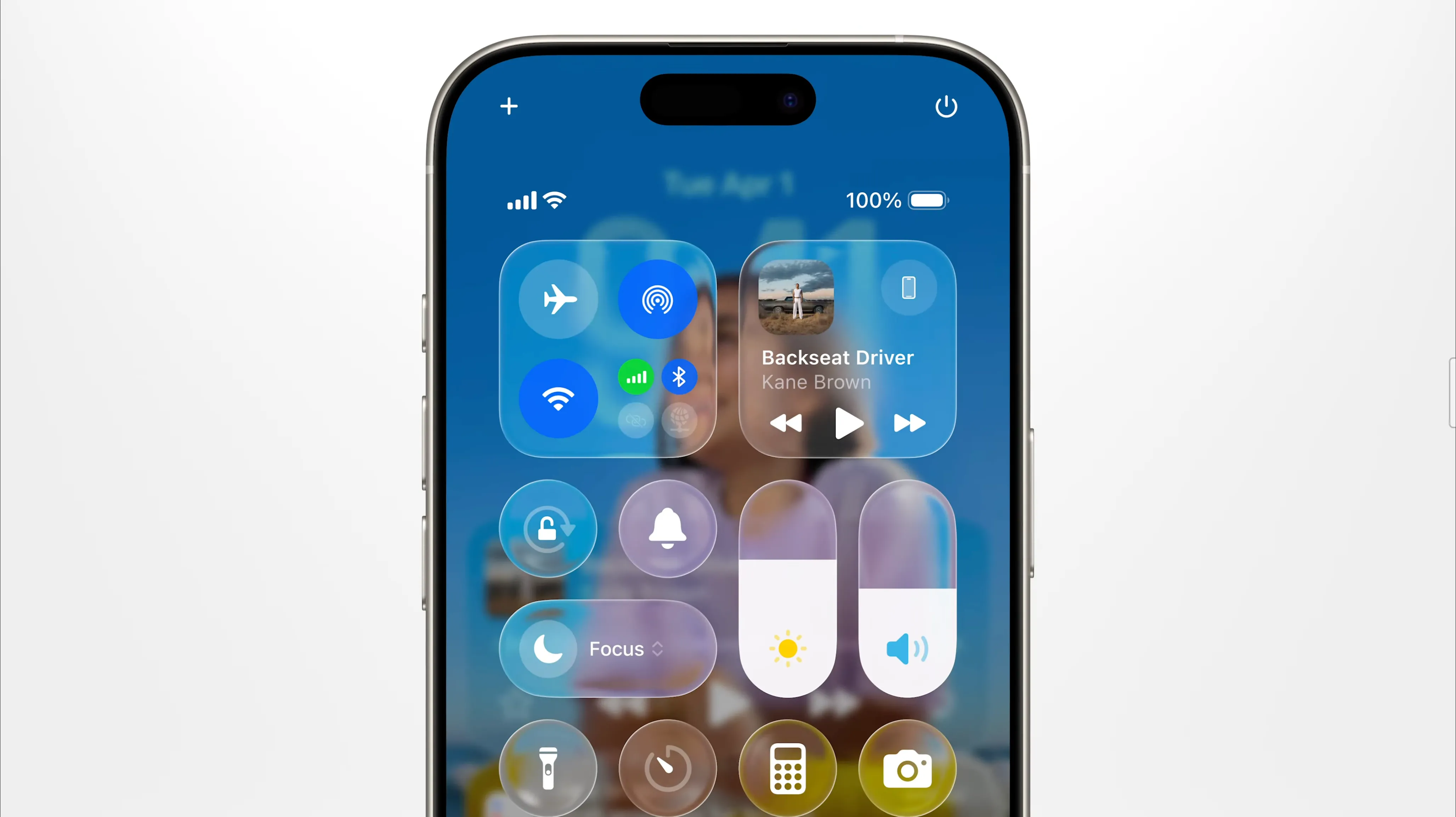 Trung tâm điều khiển iOS 26 với hiệu ứng Liquid Glass, cho thấy vấn đề khả năng đọc văn bản.