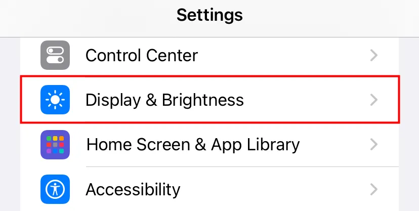 Truy cập Màn hình và Độ sáng trong Cài đặt iPhone để tùy chỉnh các tùy chọn hiển thị
