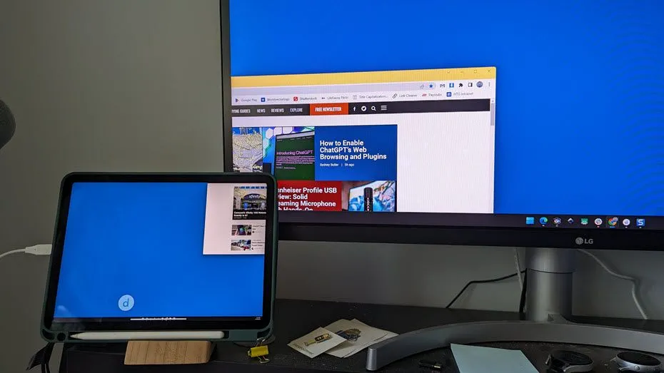 Ứng dụng Duet Display mở rộng màn hình máy tính lên tablet, minh họa tính năng tablet làm màn hình phụ.