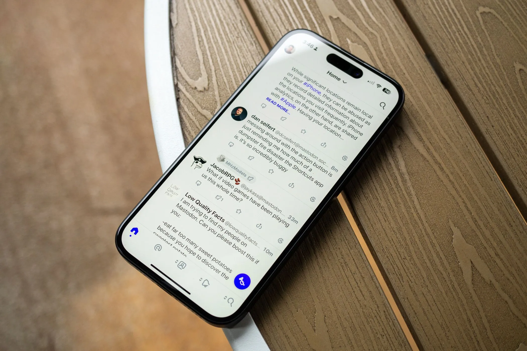 Ứng dụng Mastodon màu trắng trên màn hình iPhone 15 với giao diện người dùng tối.