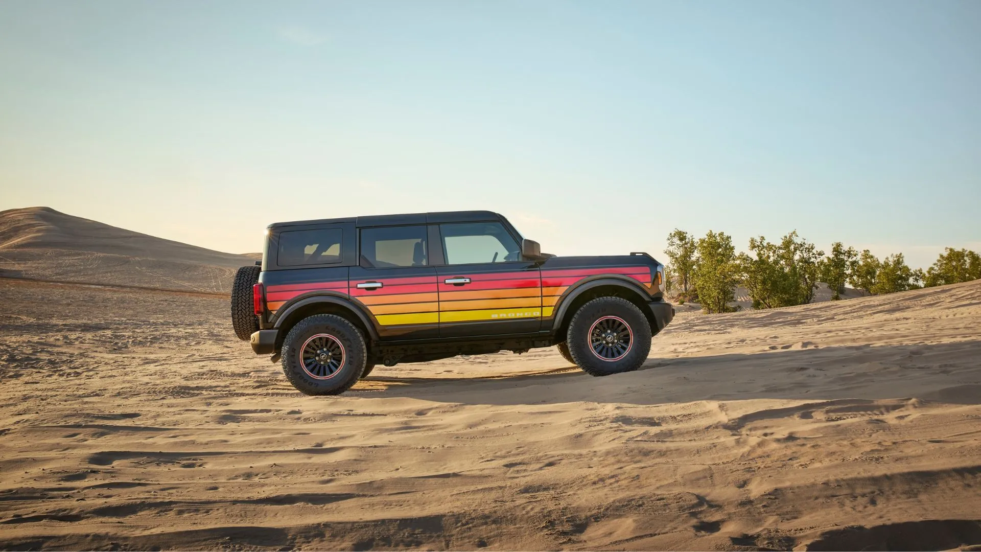 Xe Ford Bronco 2025 đang chạy trên địa hình