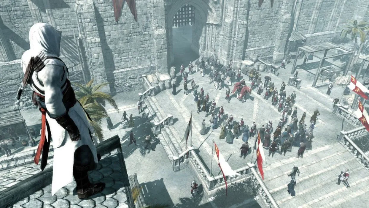 Altaïr quan sát đám đông từ trên nóc nhà trong Assassin's Creed 1, thể hiện sự phát triển từ một ý tưởng kế nhiệm tinh thần của Prince of Persia thành một thương hiệu độc lập.