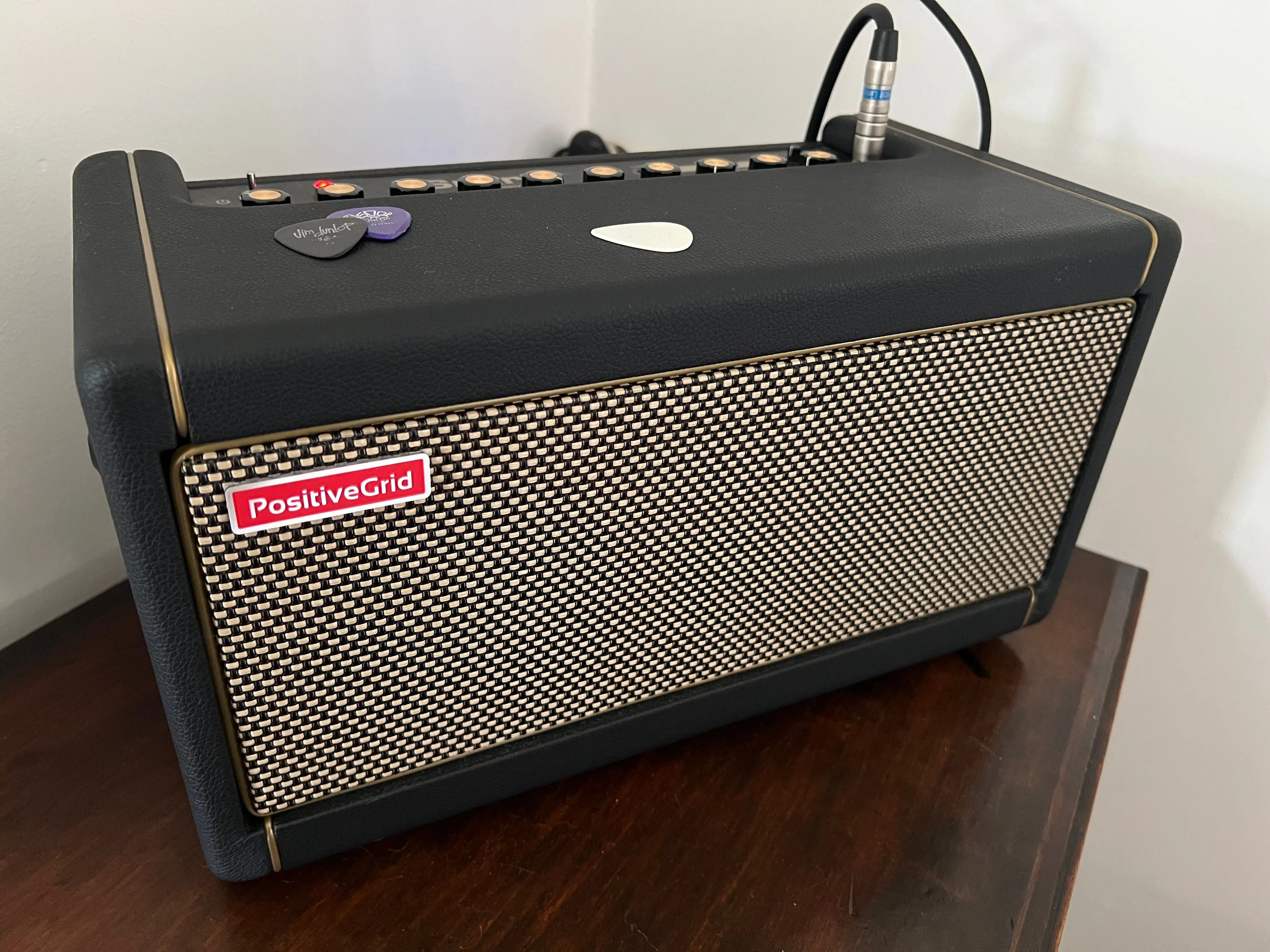 Amp guitar Positive Grid Spark 40 phụ thuộc nhiều vào ứng dụng để khai thác tính năng đầy đủ.