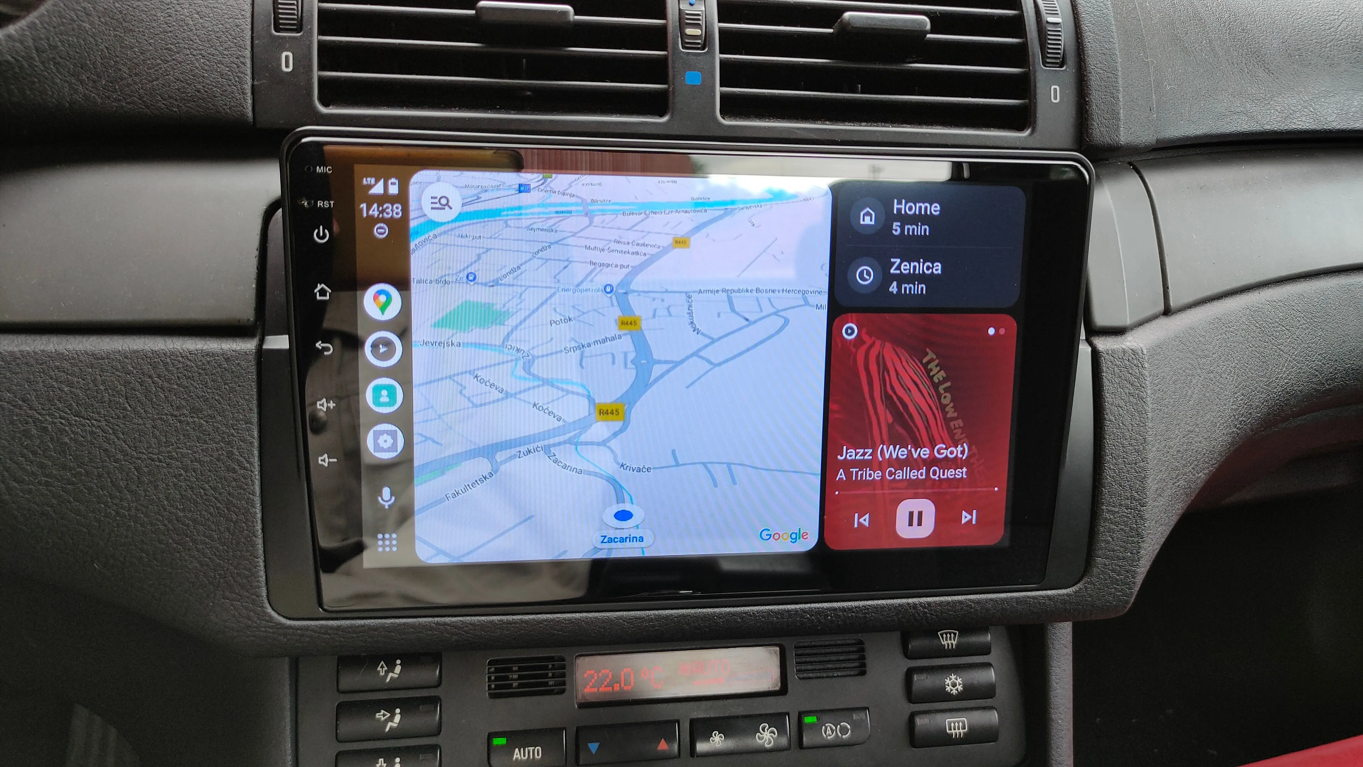 Android Auto đang chạy trên màn hình giải trí trong một chiếc xe cũ