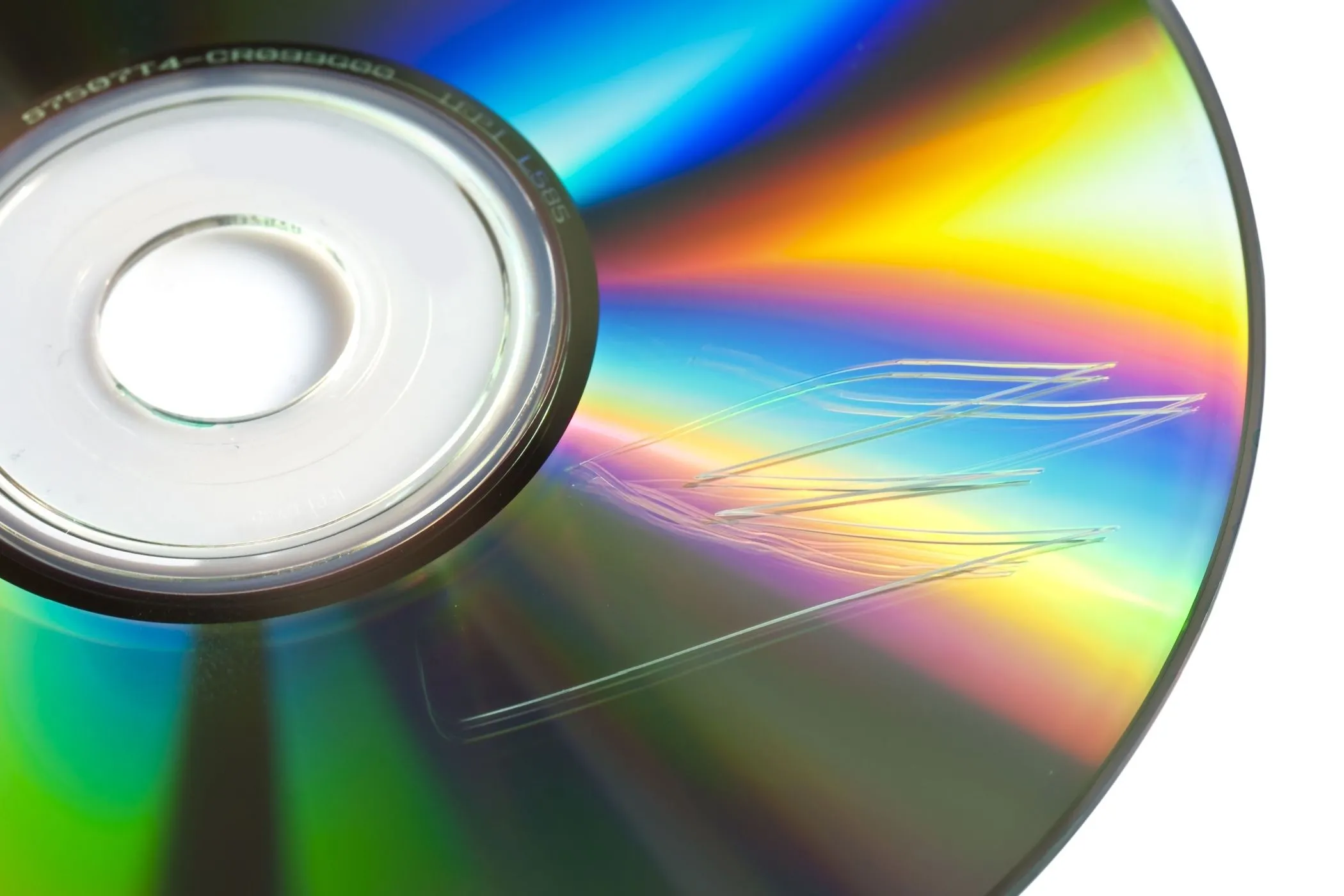 Ảnh cận cảnh đĩa CD hoặc DVD bị trầy xước, minh họa nguy cơ mất dữ liệu.