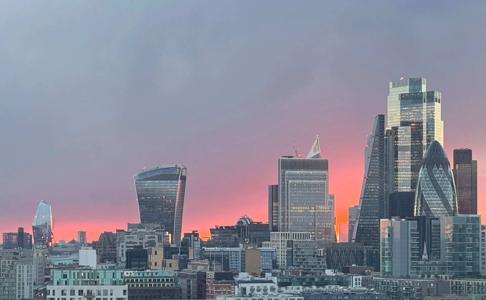 Ảnh cận cảnh đường chân trời London sau khi áp dụng chỉnh sửa tự động, với bóng được nâng và độ tương phản tăng cường.