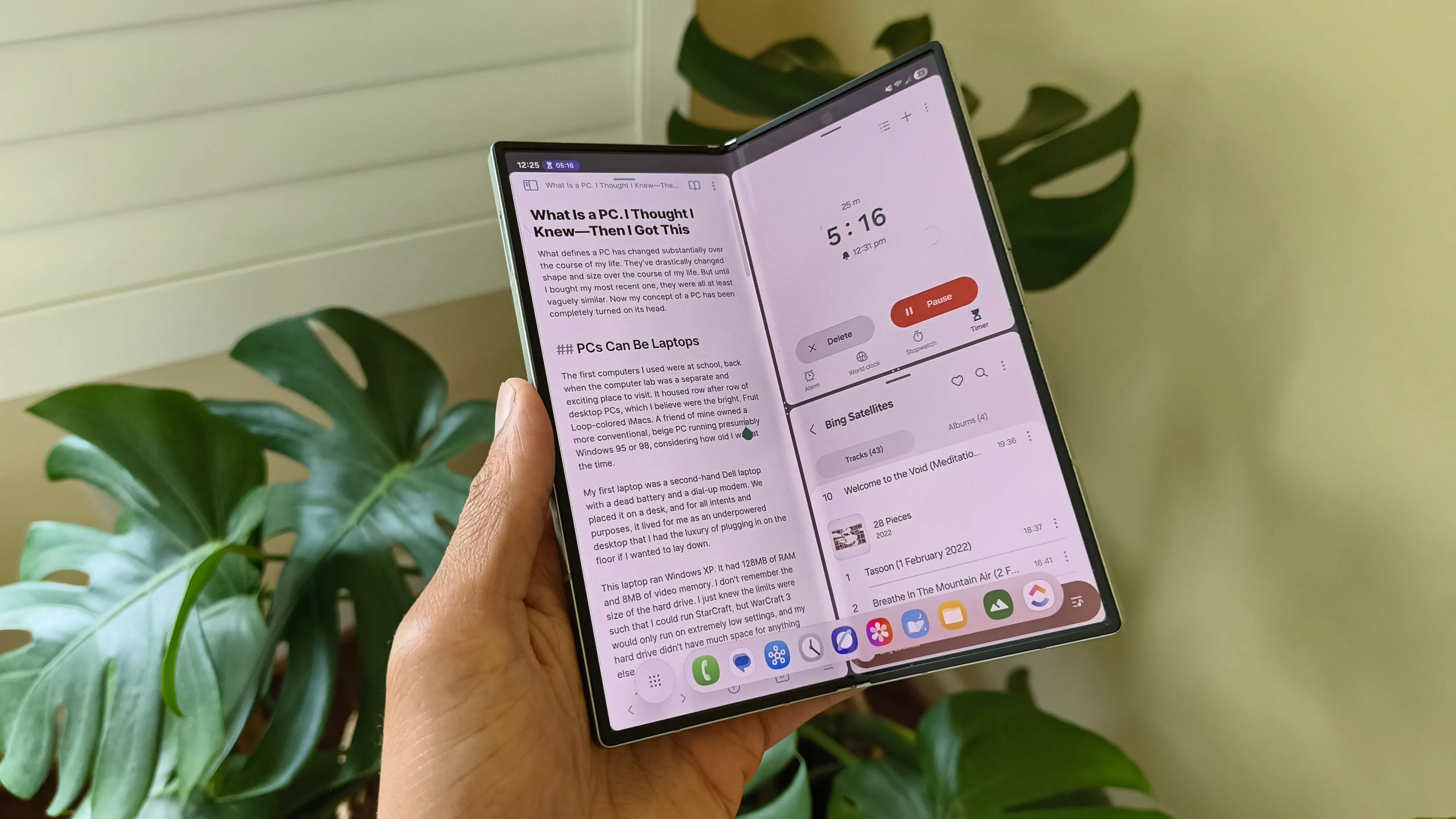 Ảnh chụp Galaxy Z Fold 6, thể hiện khả năng làm việc như một máy tính bảng khi mở ra.