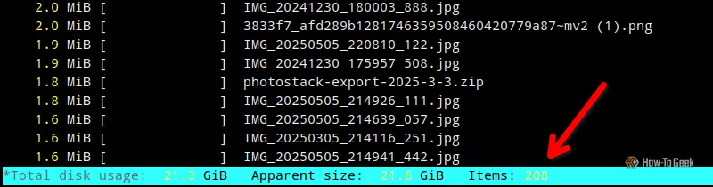 Ảnh chụp màn hình terminal Linux với giao diện TUI của ncdu đang mở, mũi tên đỏ chỉ vào tổng số mục (208) trong thư mục Downloads