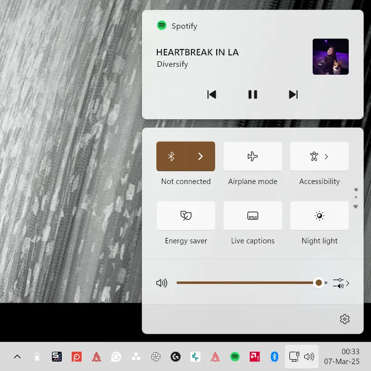Ảnh chụp màn hình Trung tâm Hành động (Action Center) của Windows 11, hiển thị trình phát nhạc Spotify đang hoạt động, minh họa vị trí điều khiển media ảo và sự thay đổi giao diện so với Windows 10.