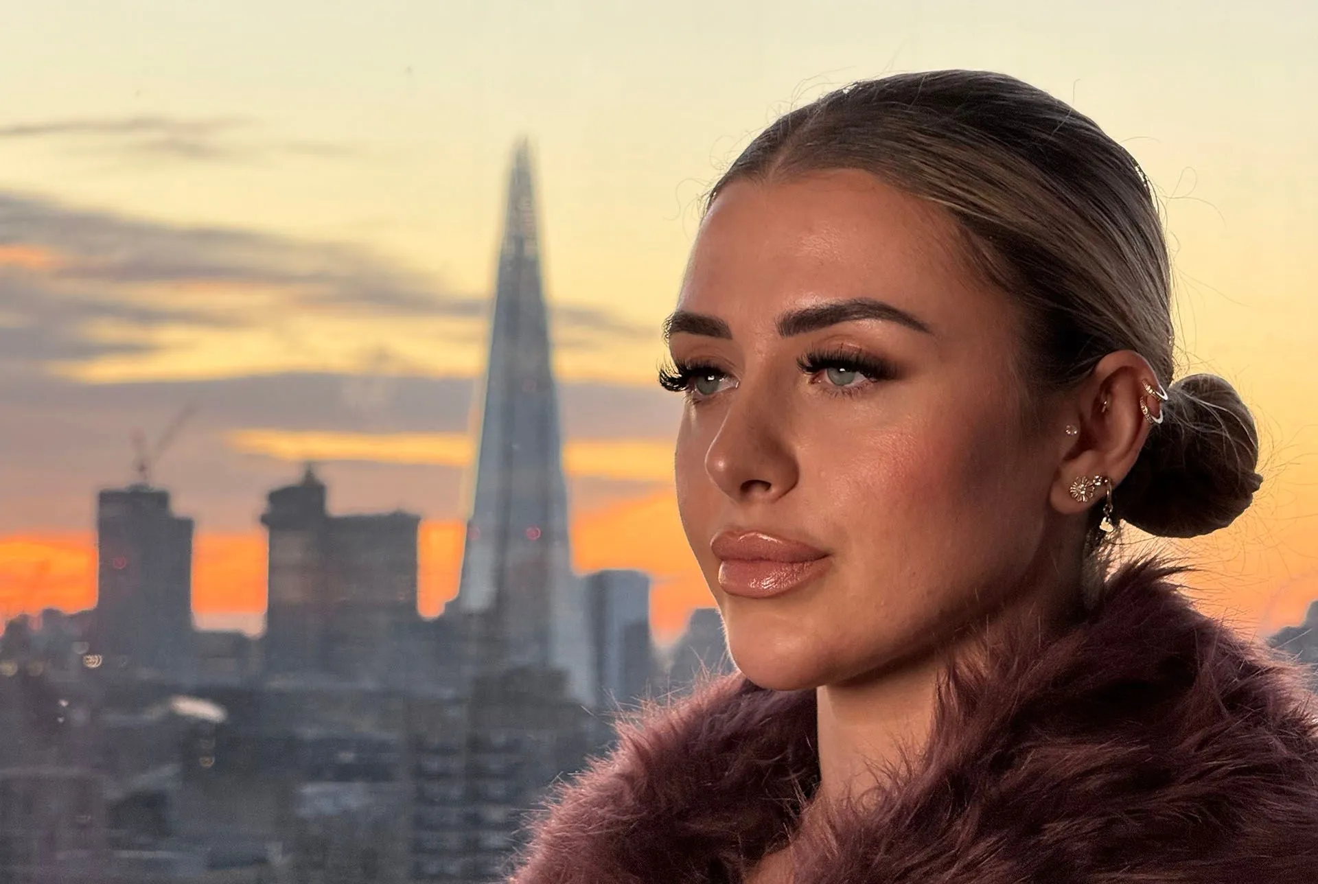 Ảnh gốc của một người phụ nữ với đường chân trời London làm nền.