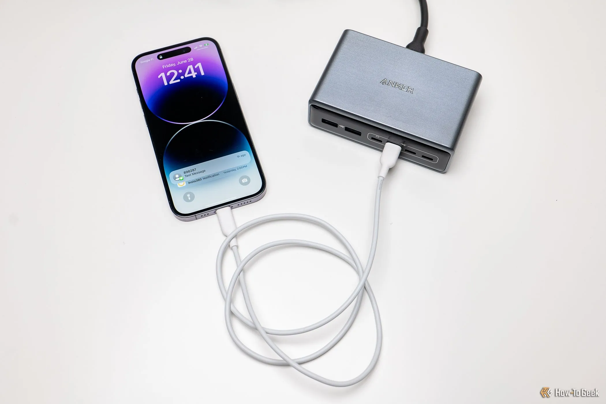 Anker Prime 6-in-1 đang sạc nhanh iPhone, làm nổi bật khả năng sạc tối ưu cho điện thoại