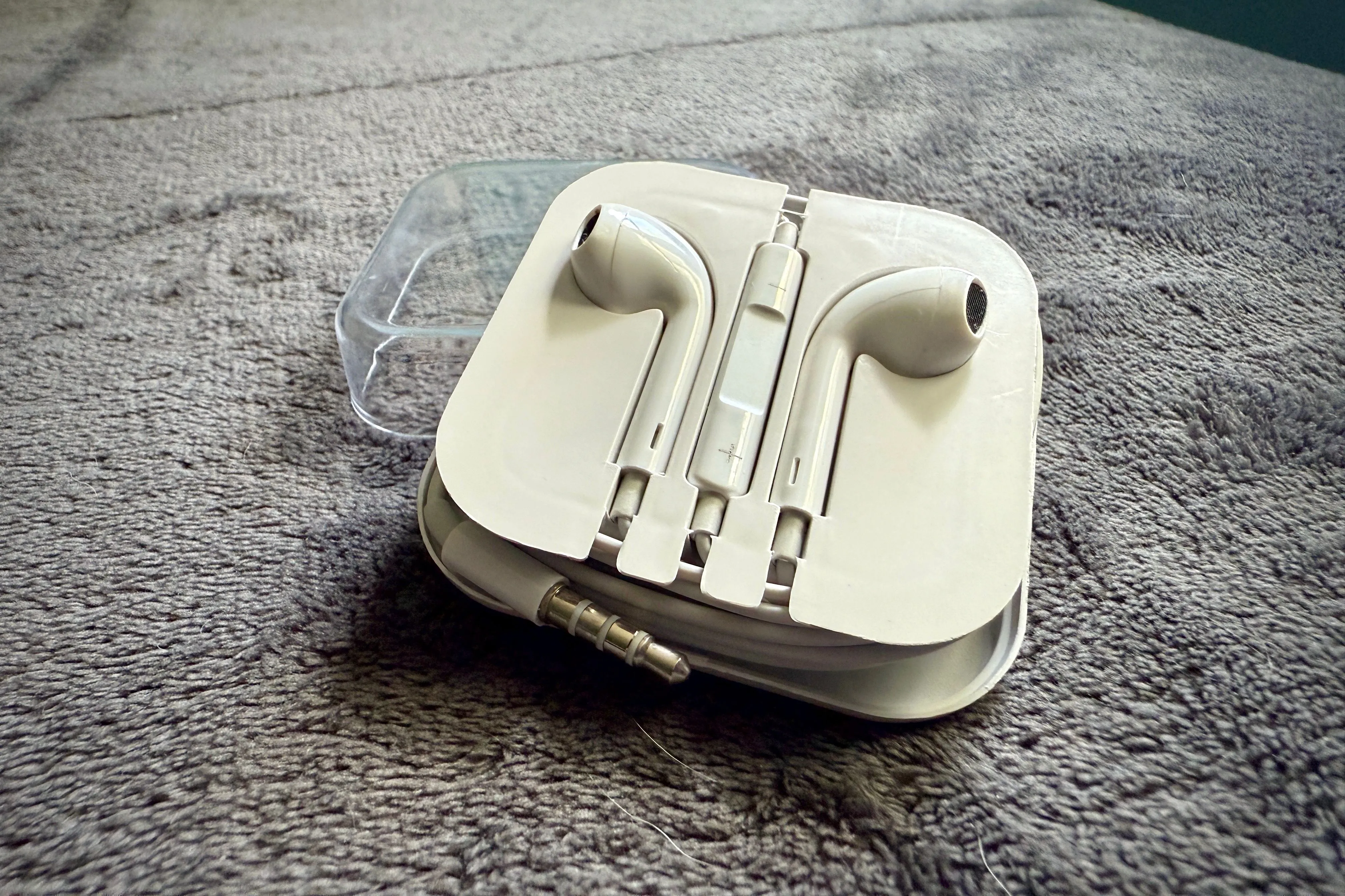 Apple AirPods trong hộp sạc nguyên bản, đại diện cho công nghệ âm thanh không dây hiện đại.