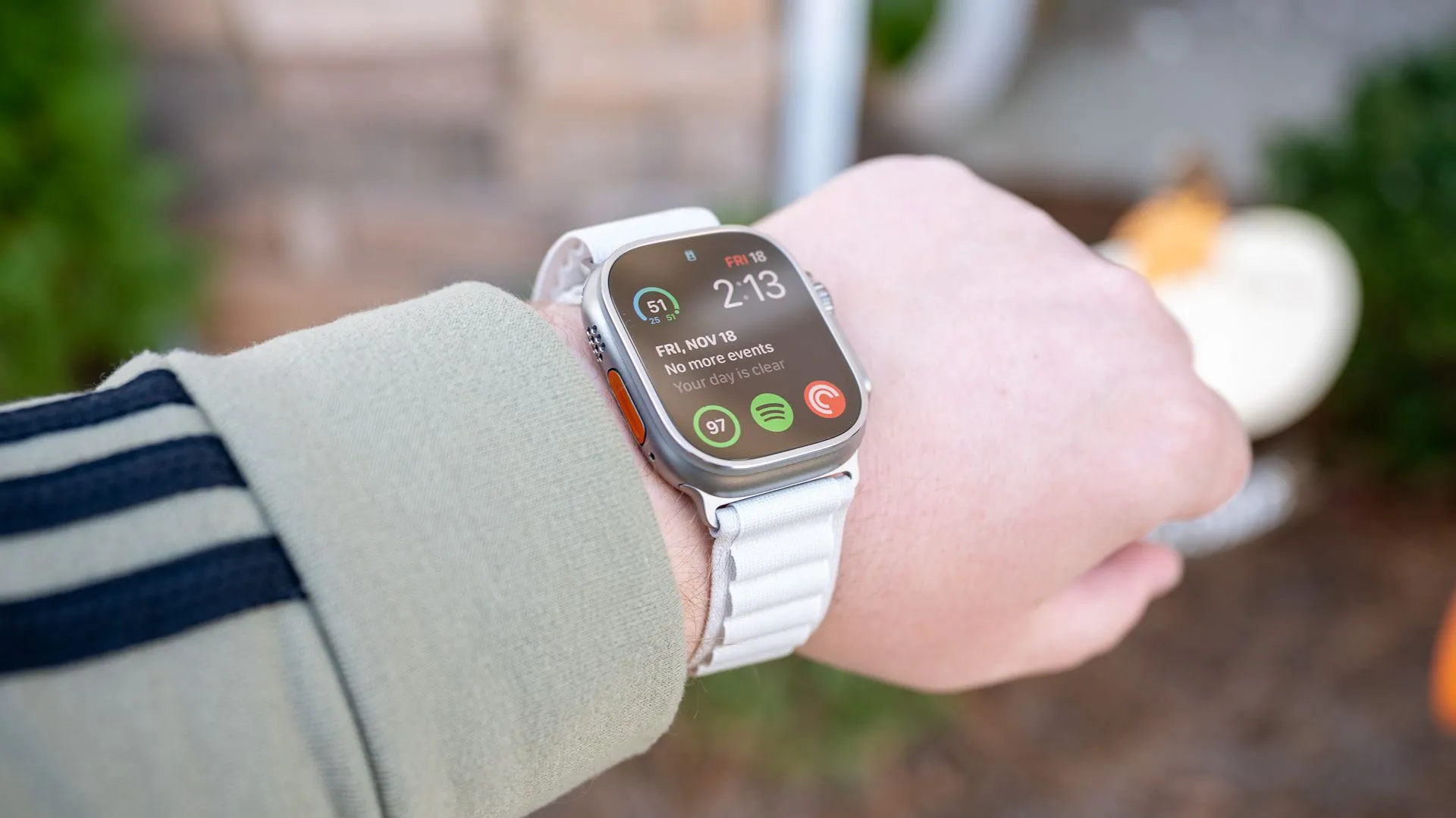 Apple Watch Ultra phiên bản dây đeo Ocean Band trên cổ tay người dùng