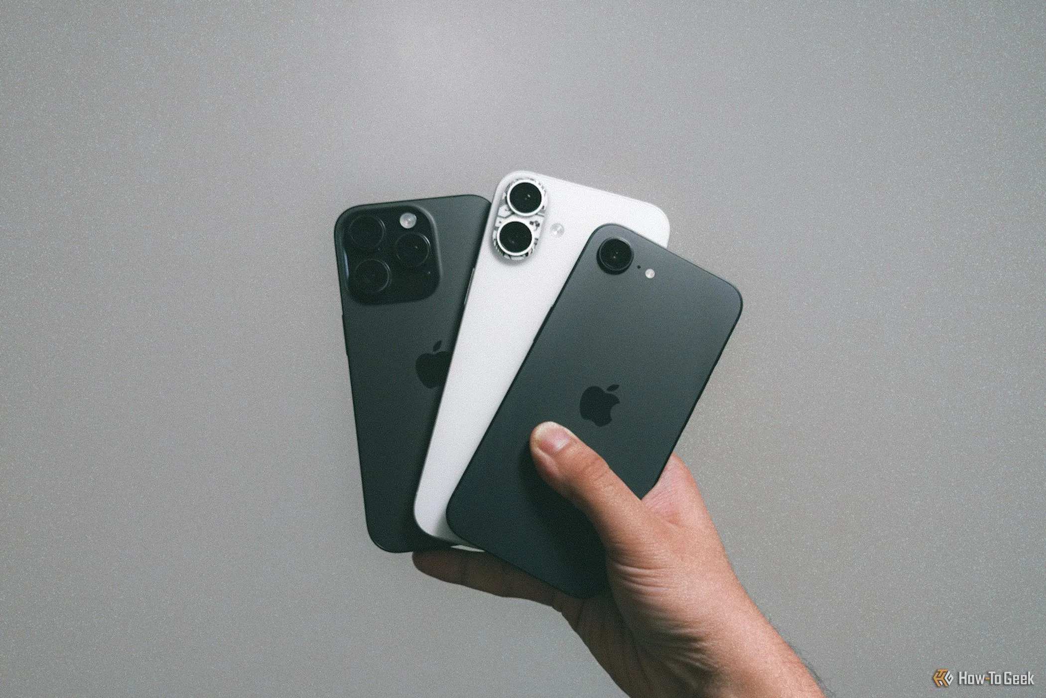 Ba mẫu iPhone 16e, iPhone 16 Plus và iPhone 16 Pro được cầm trên tay, minh họa cho sự đồng nhất trong thiết kế và tính năng của các smartphone hiện đại, phản ánh xu hướng thị trường khi người dùng ít còn quan tâm đến các đột phá công nghệ mà chú trọng hơn vào độ tin cậy và trải nghiệm sử dụng.
