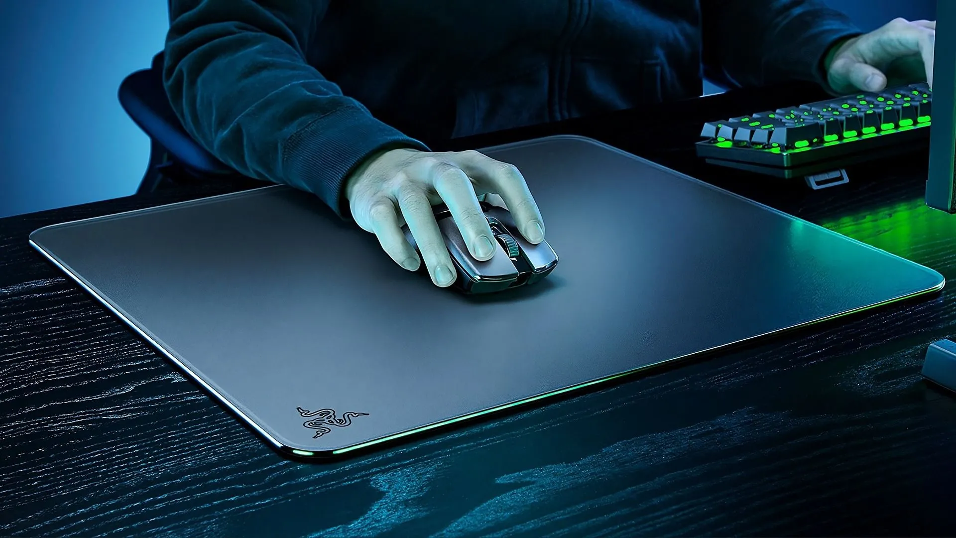 Bàn di chuột Razer Atlas làm từ kính, mang lại bề mặt lướt chuột mượt mà cho game thủ FPS.
