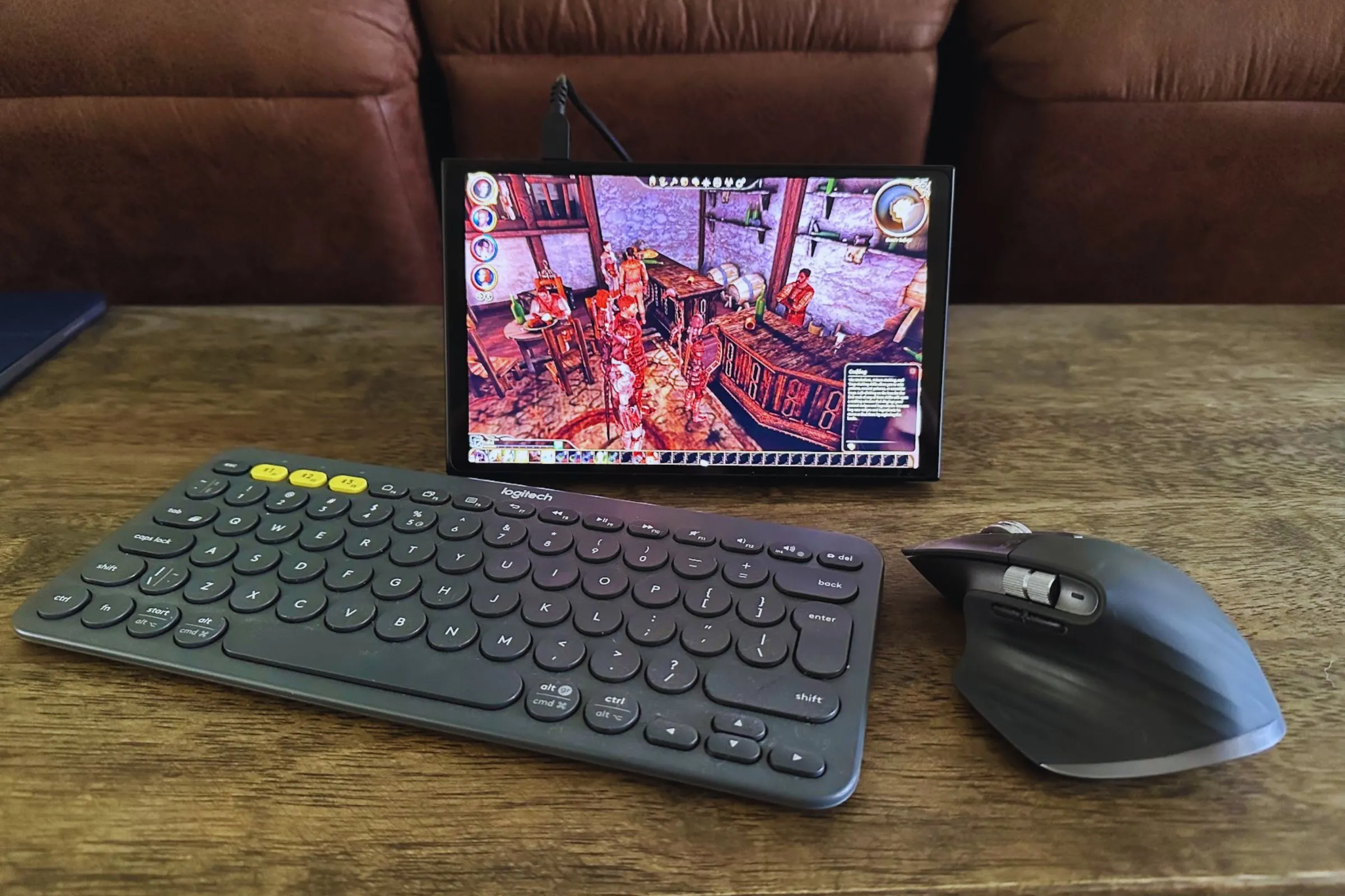 Bàn làm việc với bàn phím Logitech K380, chuột MX Master 3S và thiết bị chơi game cầm tay Lenovo Legion Go