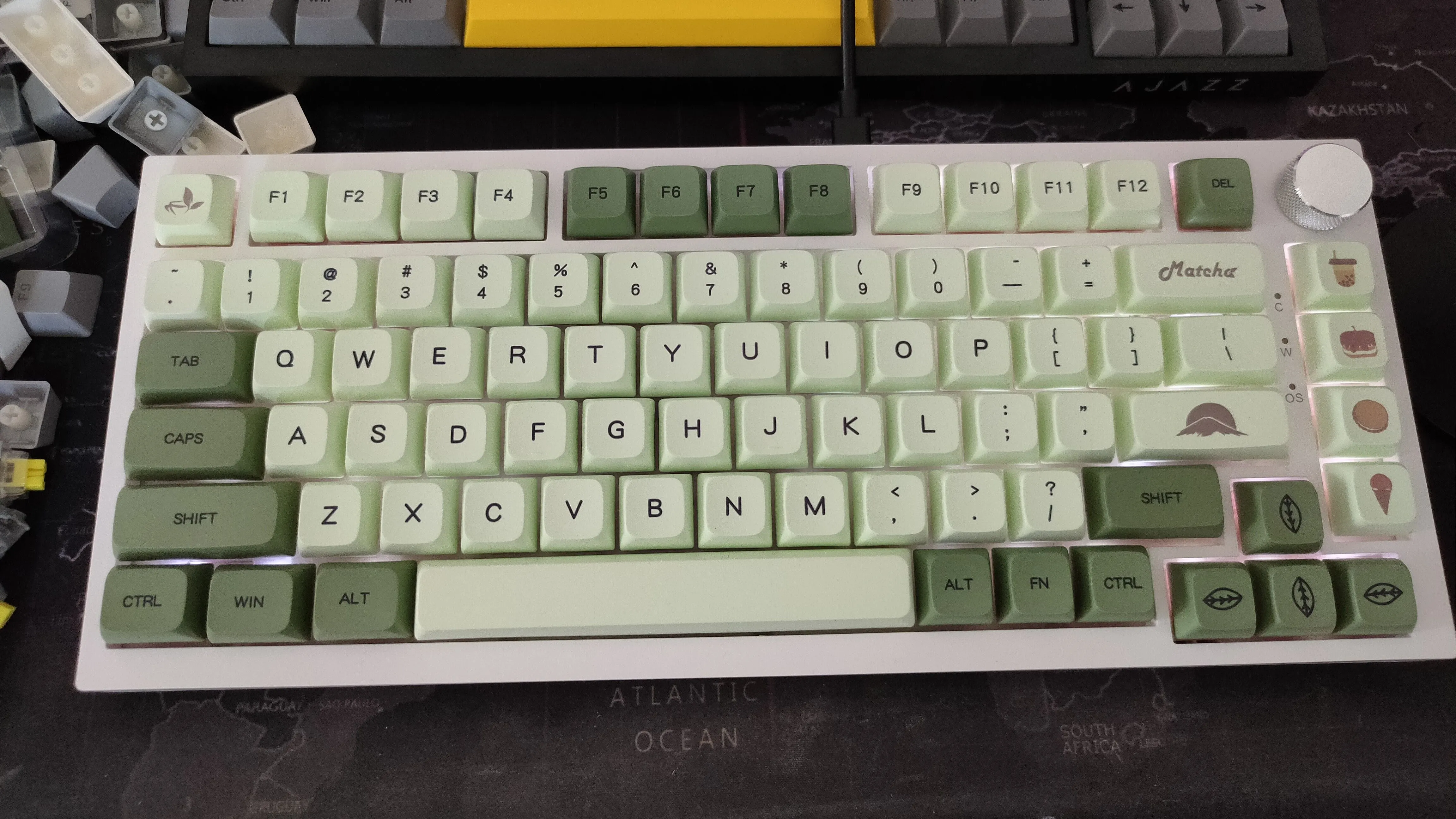 Bàn phím cơ Ajazz AK820 với bộ keycap xanh tùy chỉnh, đặt trên tấm lót chuột dày giúp giảm tiếng ồn khi gõ