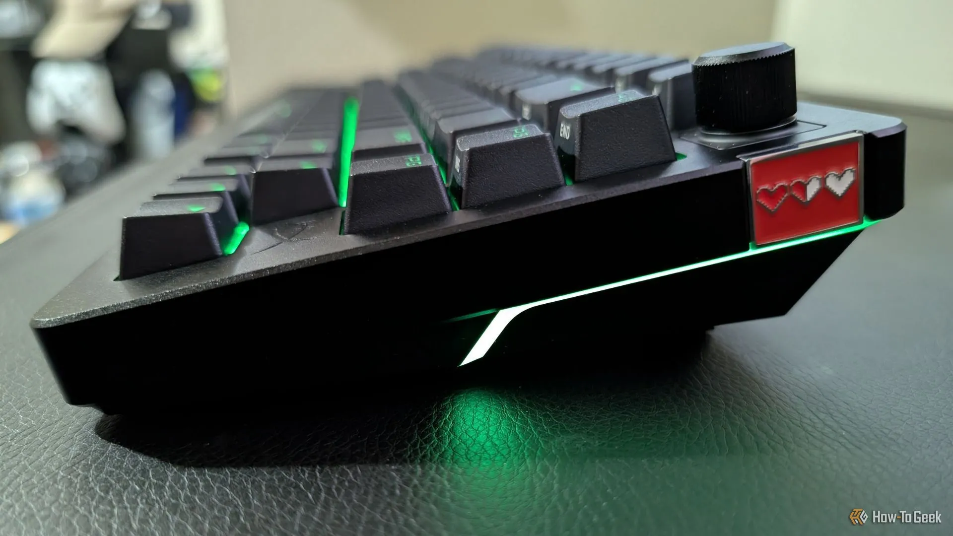Bàn phím HyperX Alloy Rise 75 nổi bật với đèn nền RGB xanh và huy hiệu từ tính tùy chỉnh